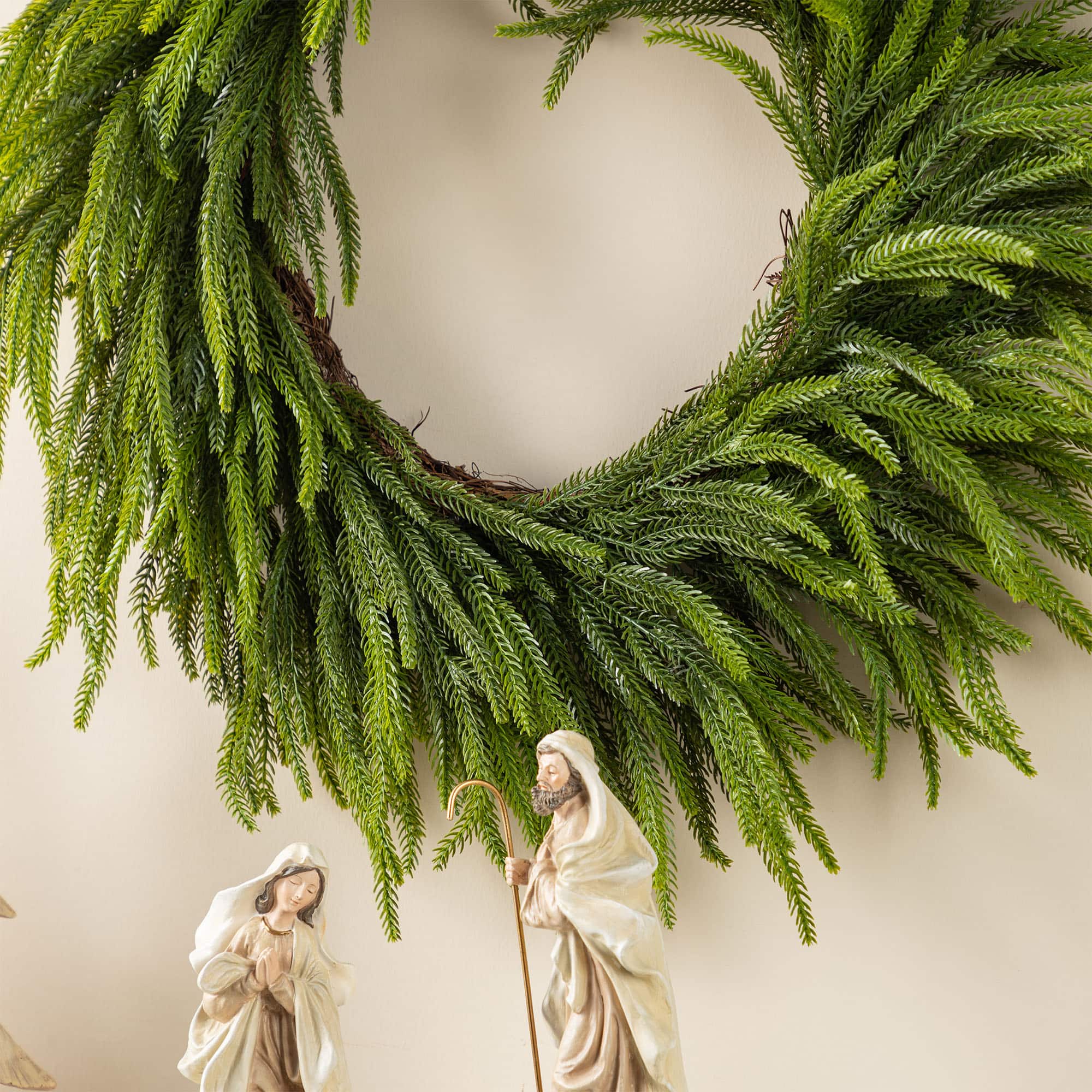 Glitzhome&#xAE; 28&#x22;D Christmas Greenery PE Wreath