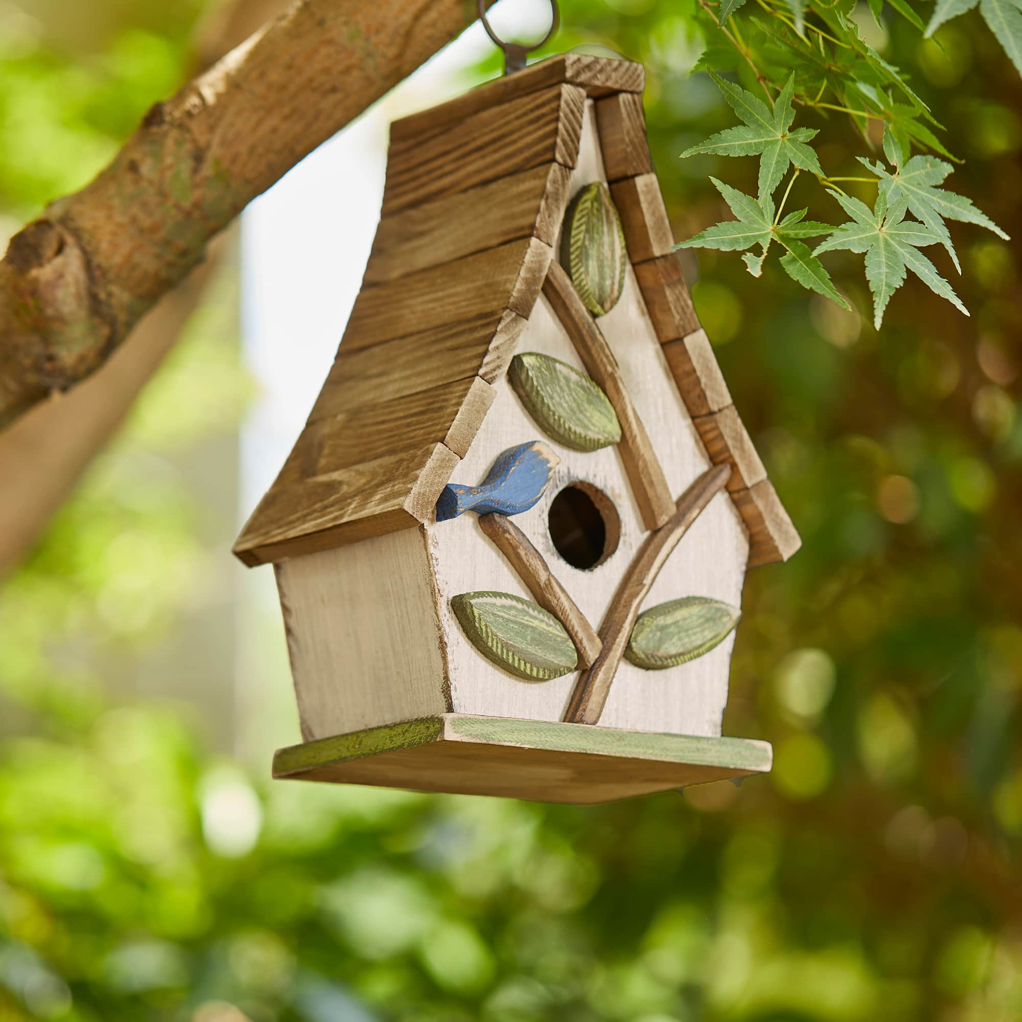 Glitzhome&#xAE; 9.5&#x22; White Distressed Wood Birdhouse with Leaves