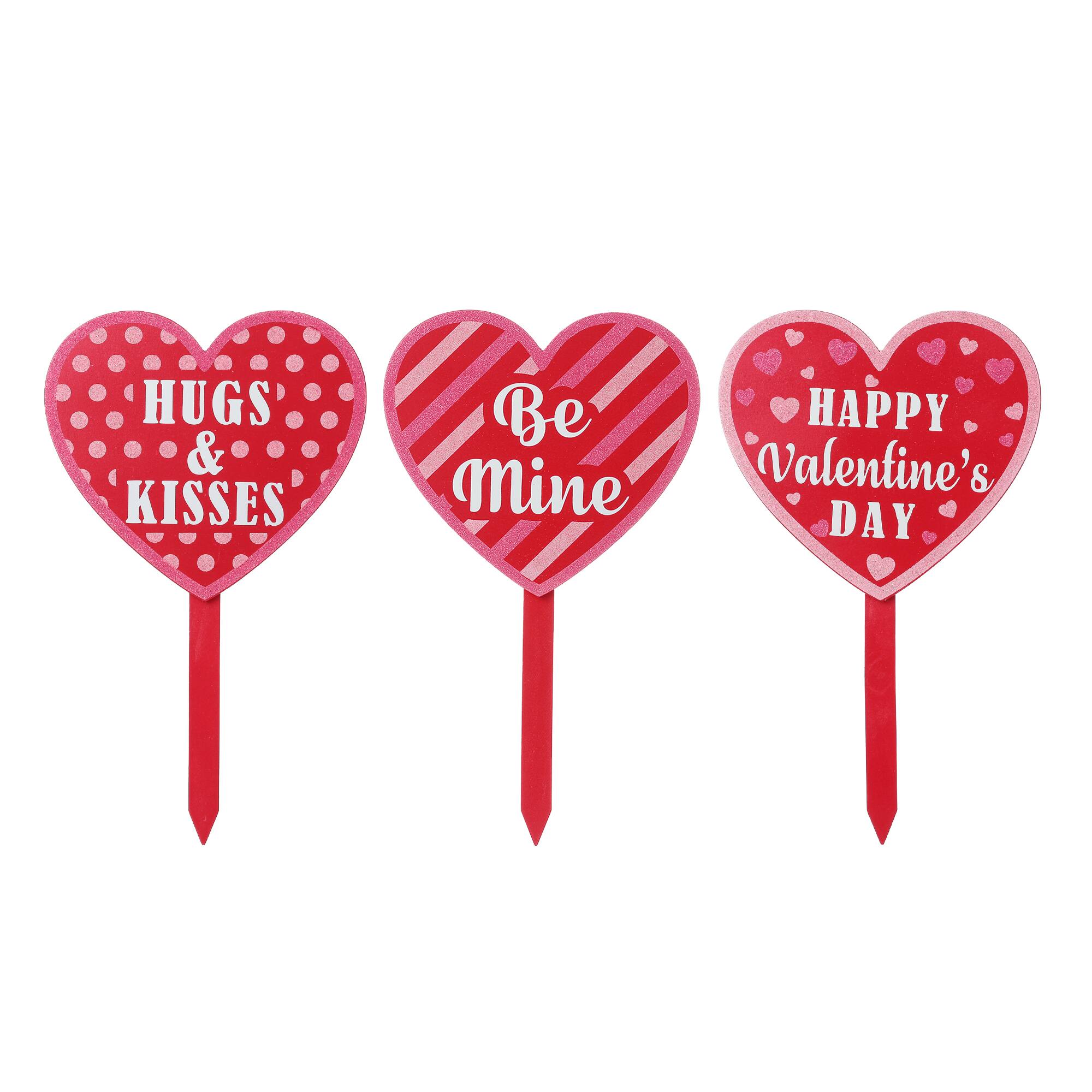 Glitzhome® 15" Wooden Heart-Shaped Valentine's Yard Stakes Set
