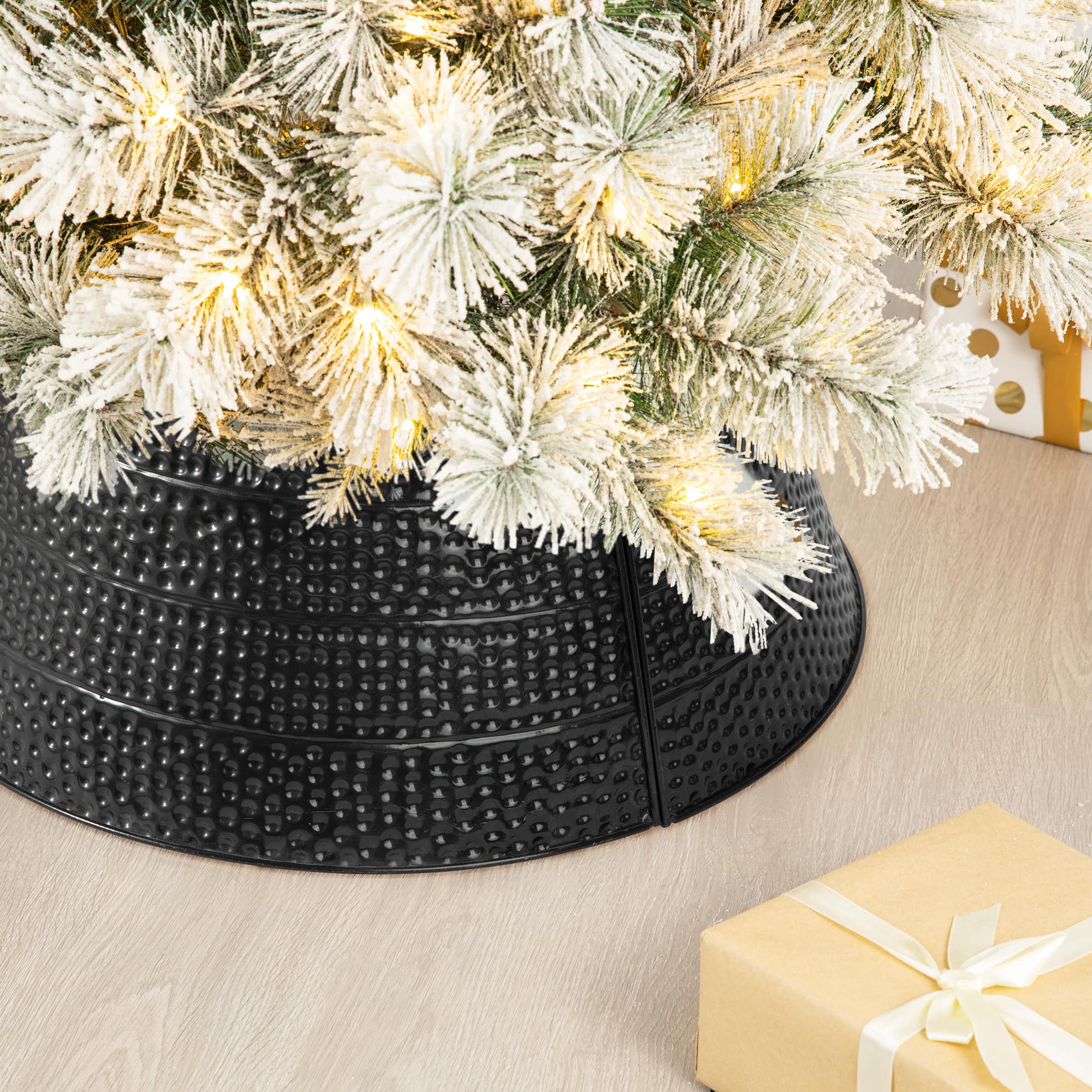 Glitzhome&#xAE; 22&#x22; Hammered Metal Tree Collar