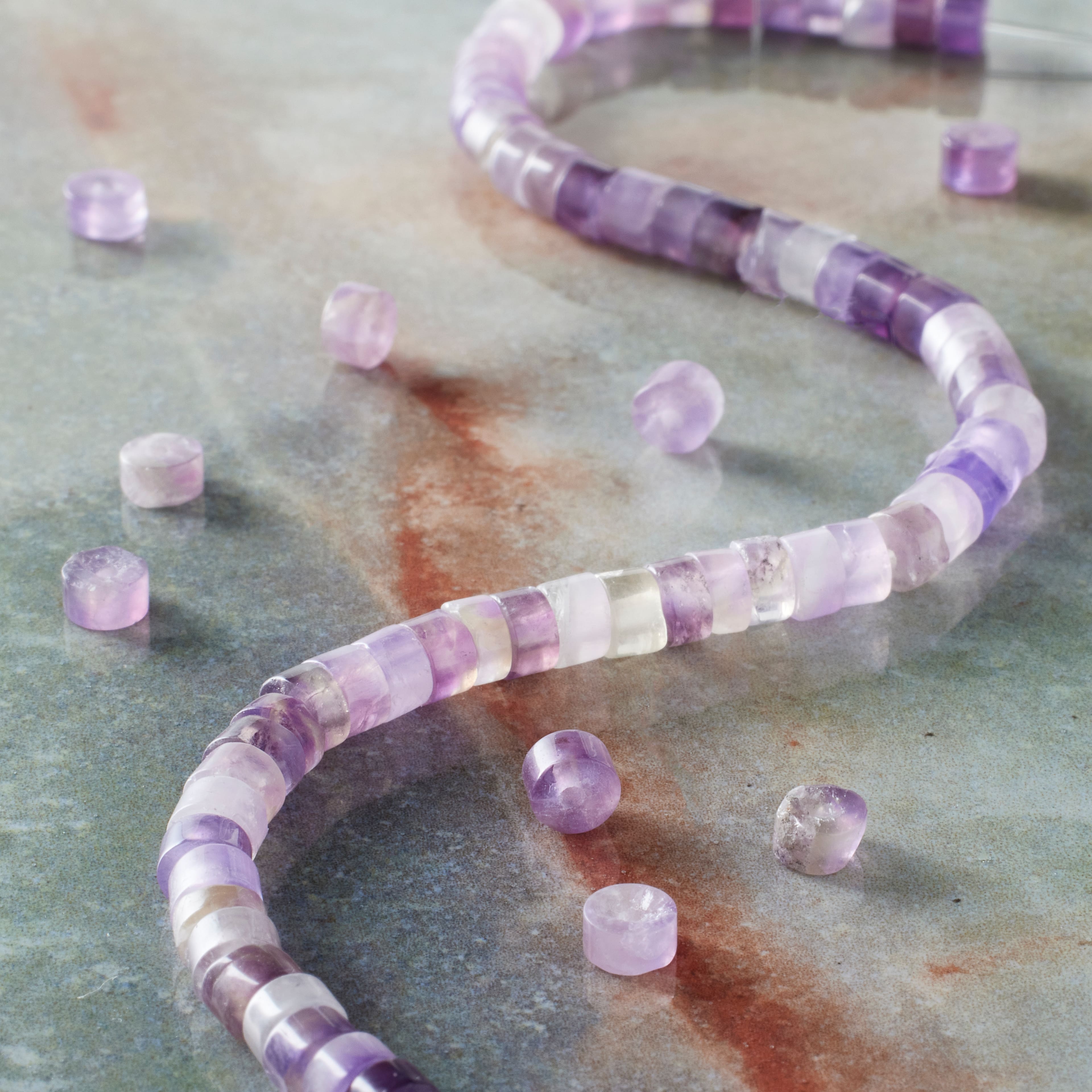 Perles heishi en améthyste mauve de Bead Landing