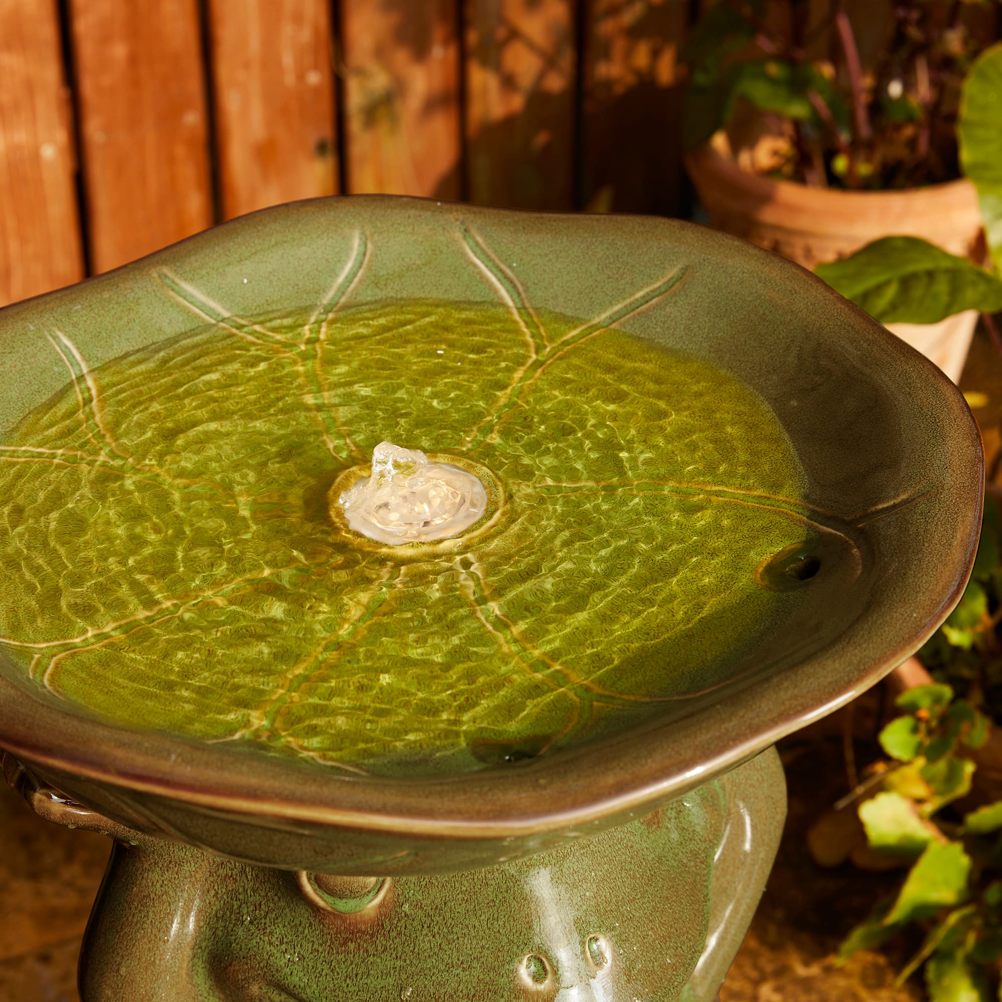 Glitzhome&#xAE; 21.5&#x22; LED Olive Green Frog Holding Lotus Birdbath Ceramic Outdoor Floor Fountain