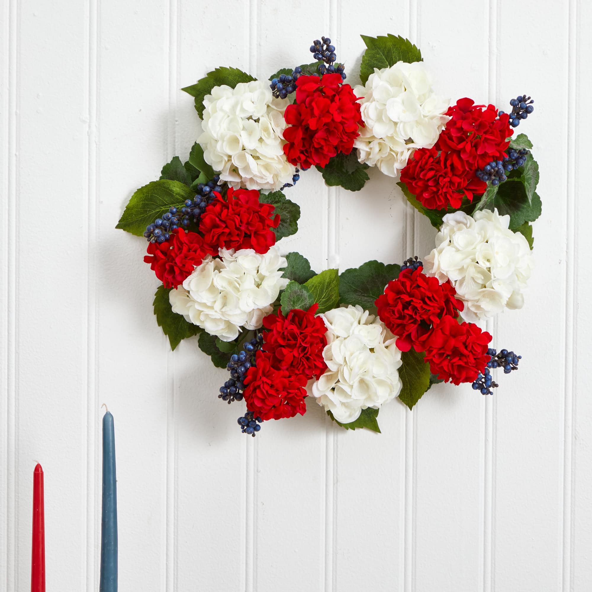 21&#x27;&#x27; White &#x26; Red Geranium with Blueberry Wreath
