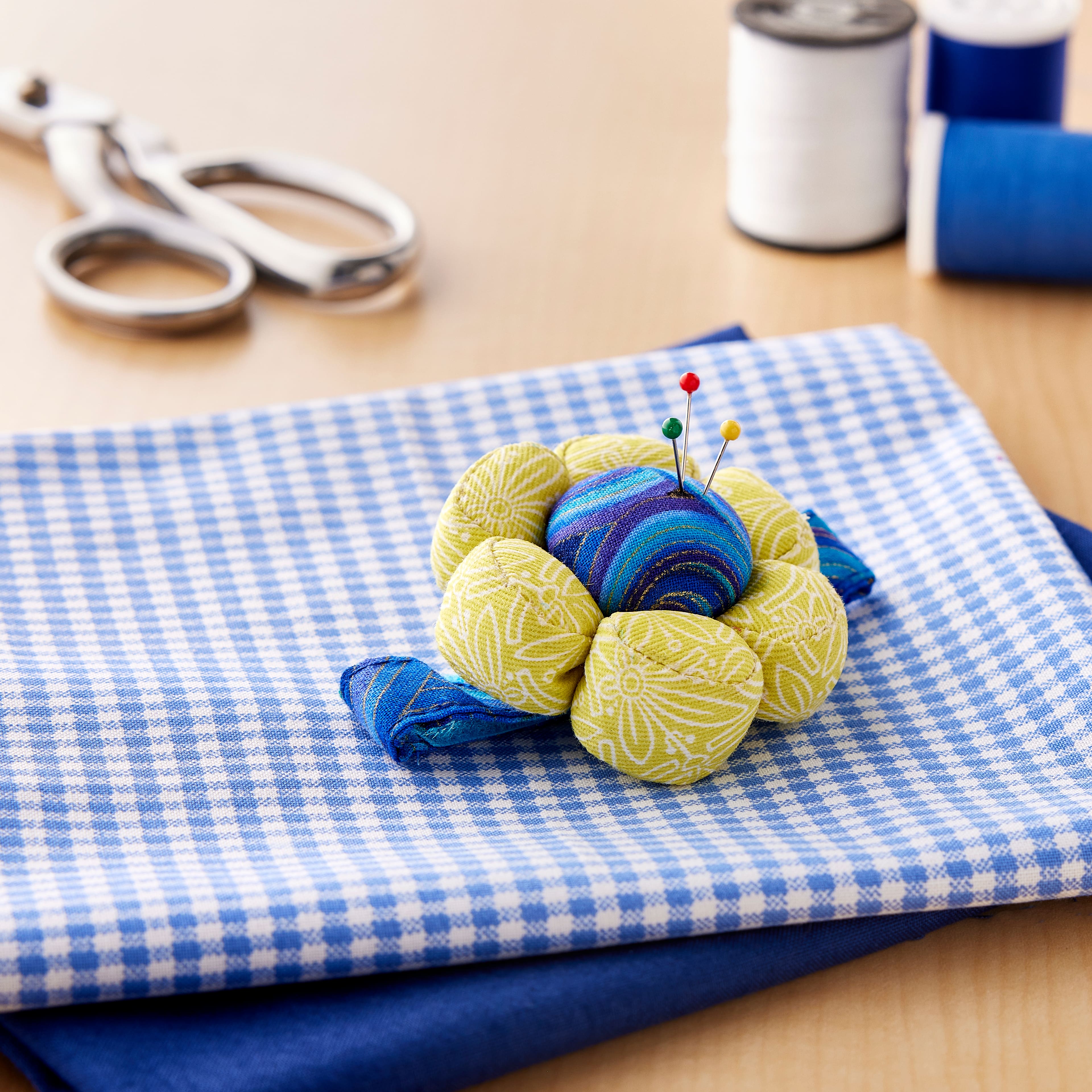 Pelote à épingles pour poignet de Loops & Threads