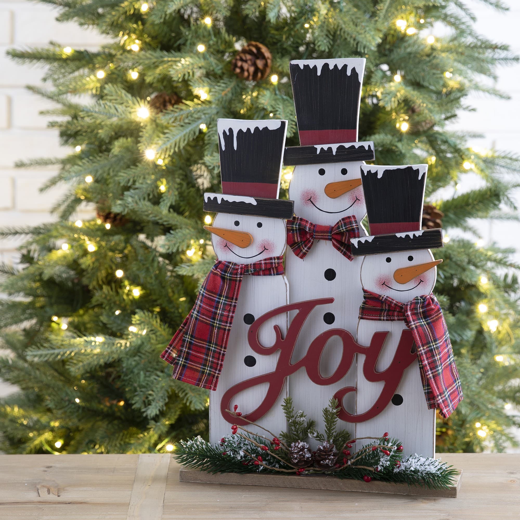 Glitzhome&#xAE; 18&#x22; Wooden Snowman Family D&#xE9;cor Accent