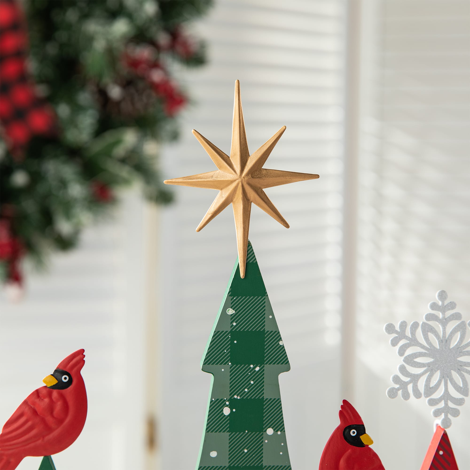 Glitzhome&#xAE; 23.5&#x22; Wooden Christmas Tree Table D&#xE9;cor