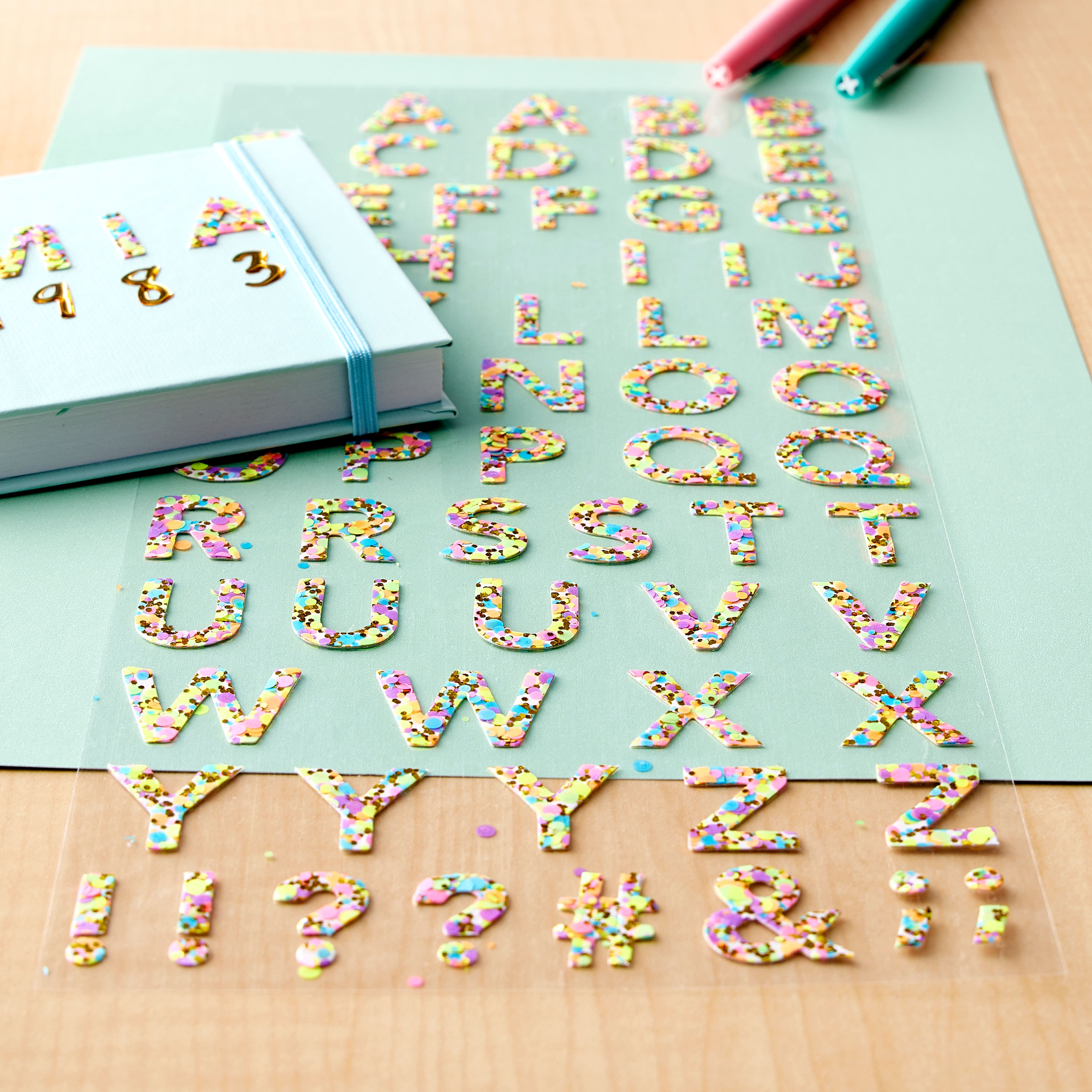 Autocollants de lettres de l’alphabet à secouer à confetti lumineux de Recollections