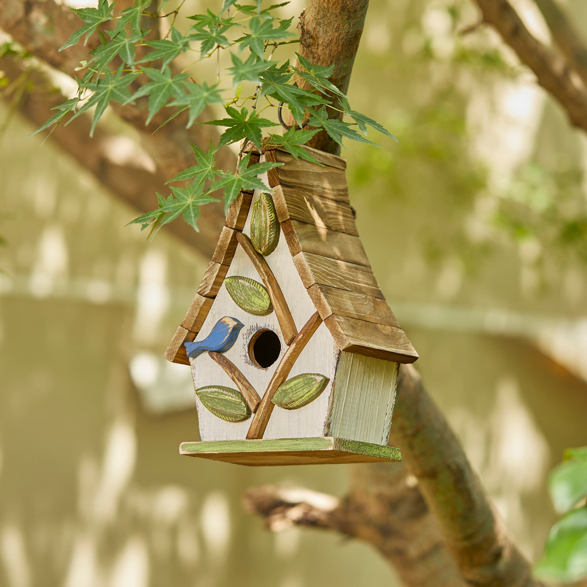 Glitzhome&#xAE; 9.5&#x22; White Distressed Wood Birdhouse with Leaves