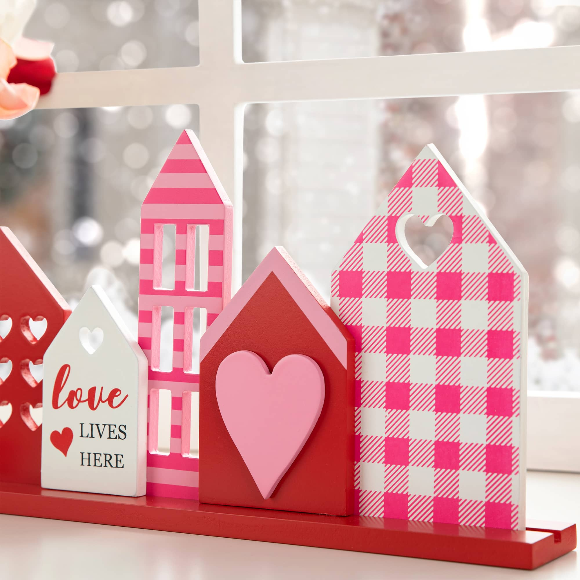 Glitzhome&#xAE; 16&#x22; Valentine&#x27;s House Wooden Table Decor