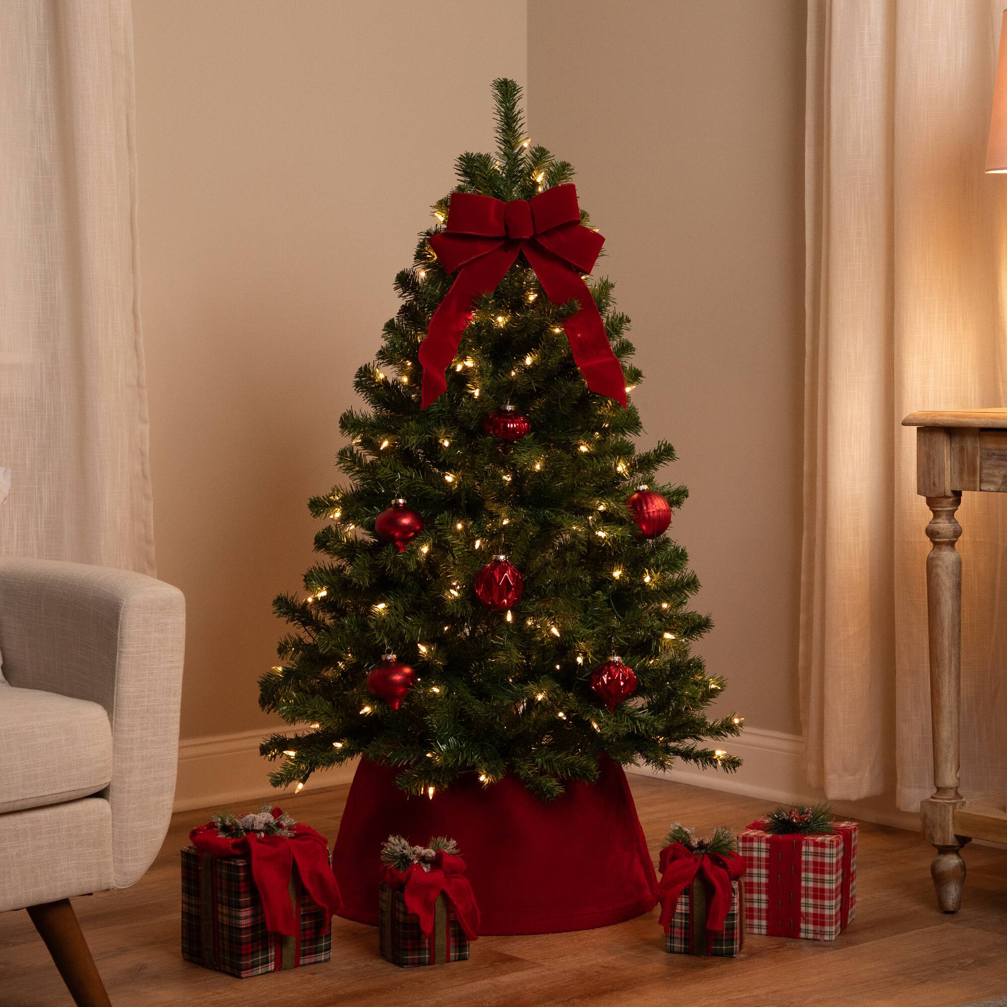 4.5ft. Pre-Lit Pendleton Spruce Full Artificial Christmas Tree, Clear Lights