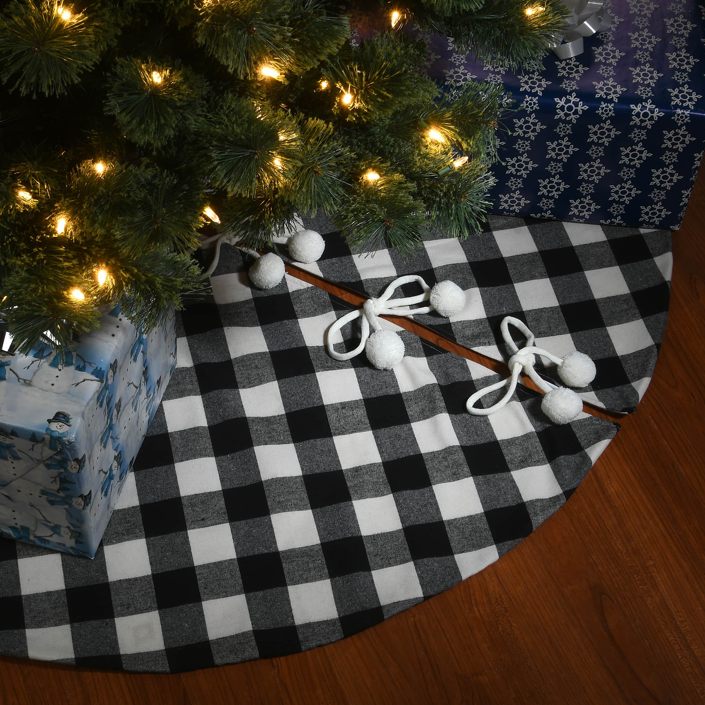 52&#x22; General Store Collection Black &#x26; White Plaid Tree Skirt
