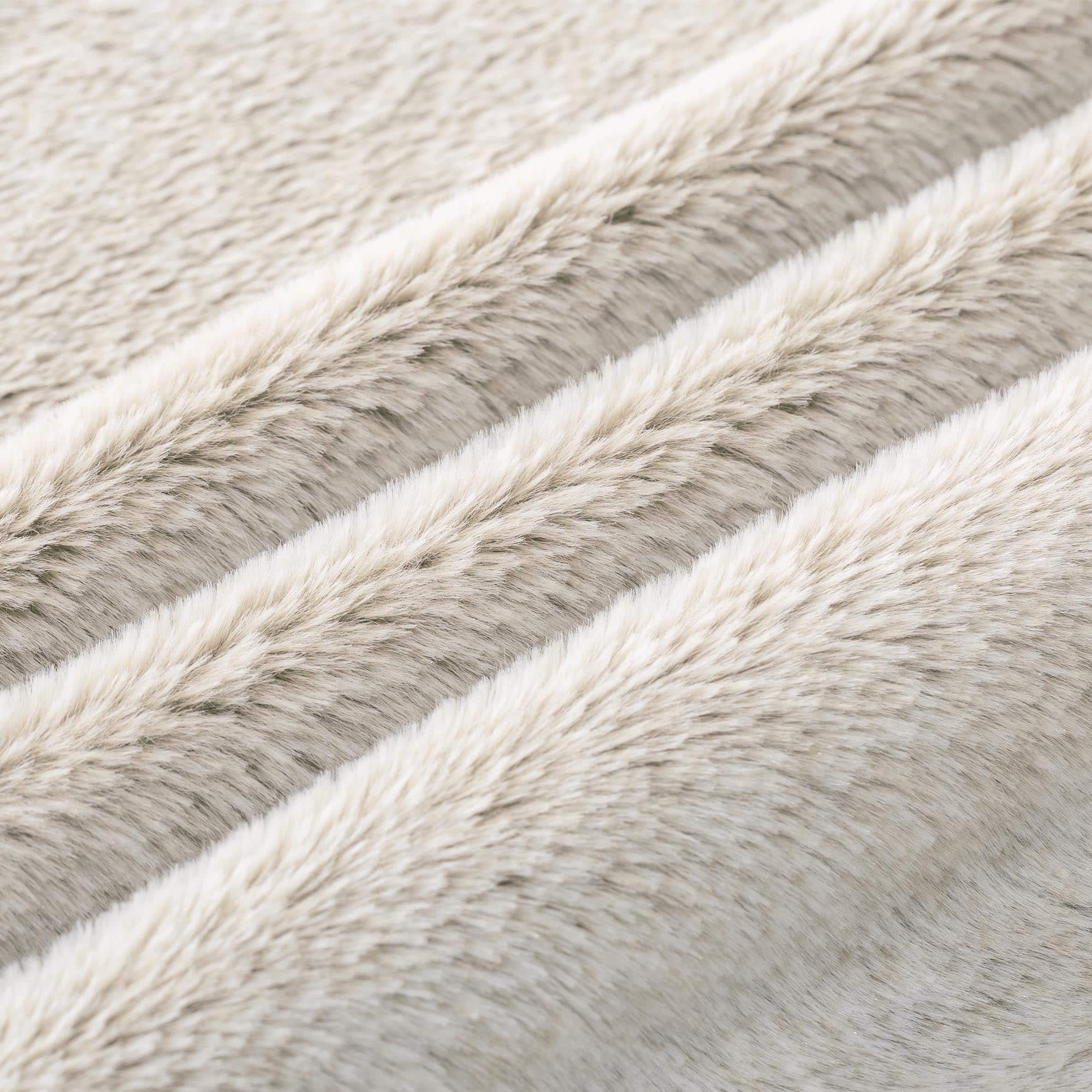 Glitzhome&#xAE; 60&#x22; Milk Coffee Reversible Faux Rabbit Fur/Korean Fleece Christmas Tree Skirt
