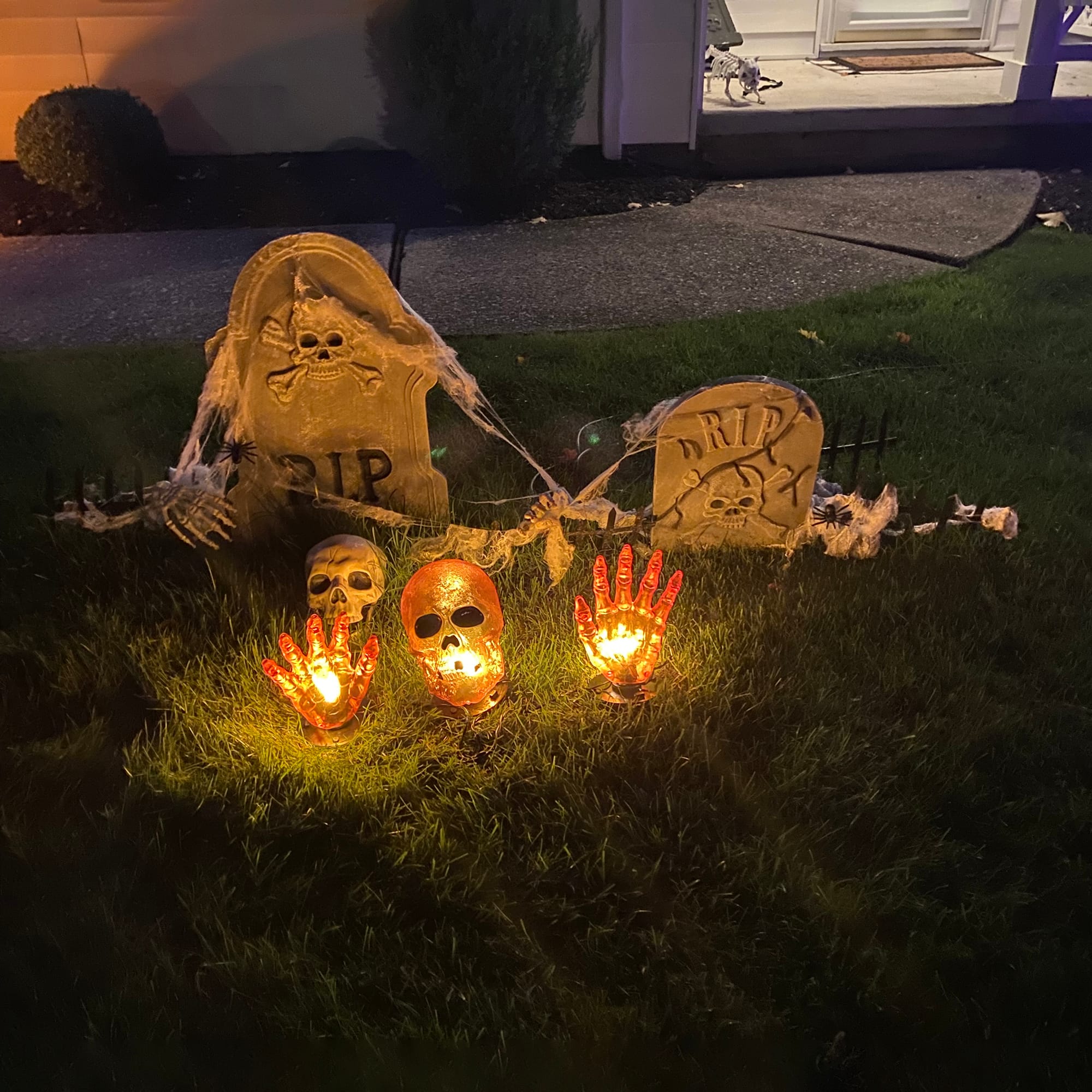 8.5&#x22; Lighted Orange Skull &#x26; Hands Outdoor Halloween Decoration