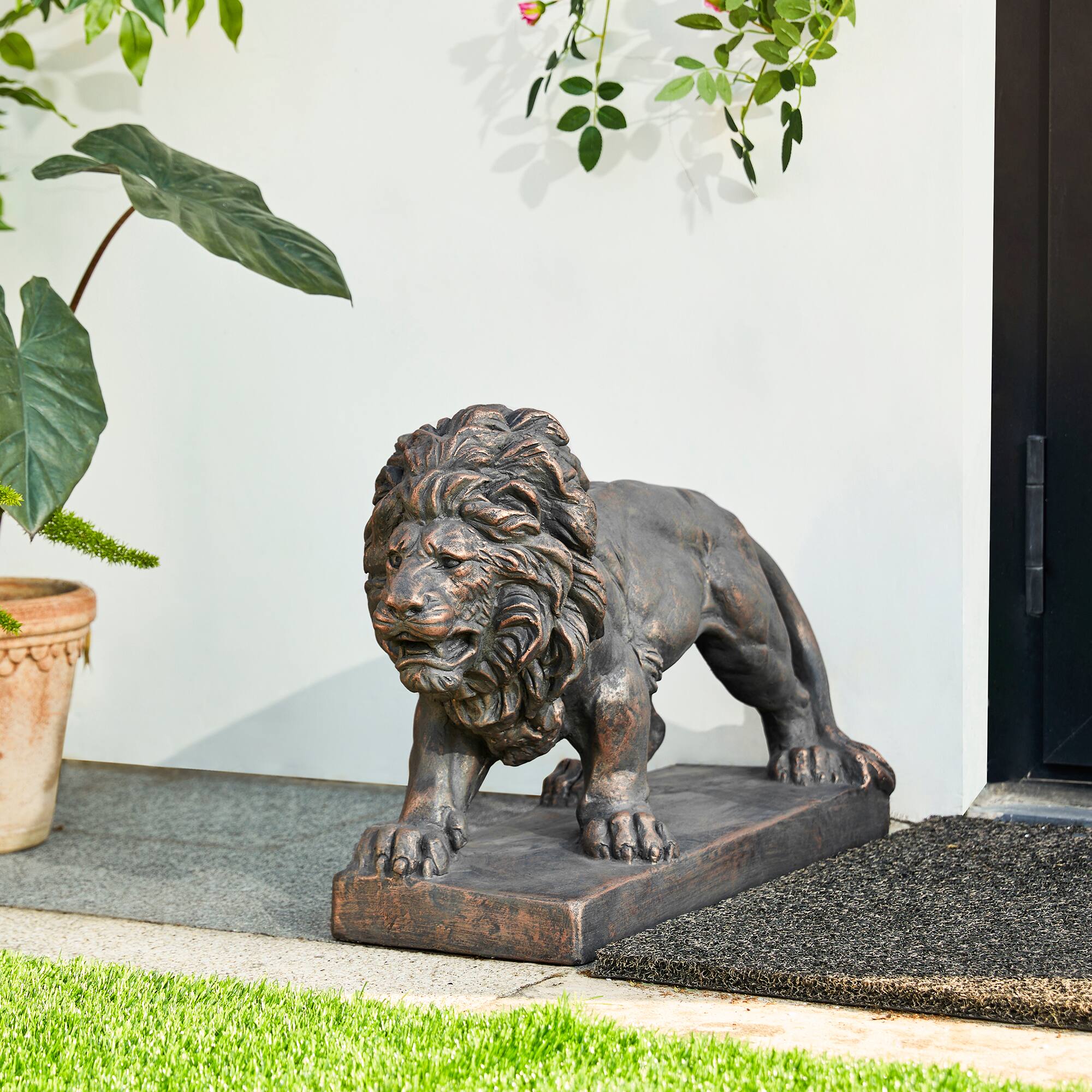 Glitzhome&#xAE; 24.5&#x22; Walking Lion Garden Statue
