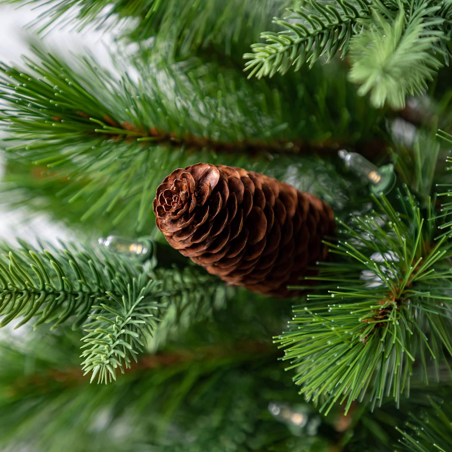 Sapin de No&#xEB;l artificiel illumin&#xE9; &#xE0; aspect de pin Luna &#xE0; DEL blanc chaud de 5&#xA0;pi d&#x2019;Ashland