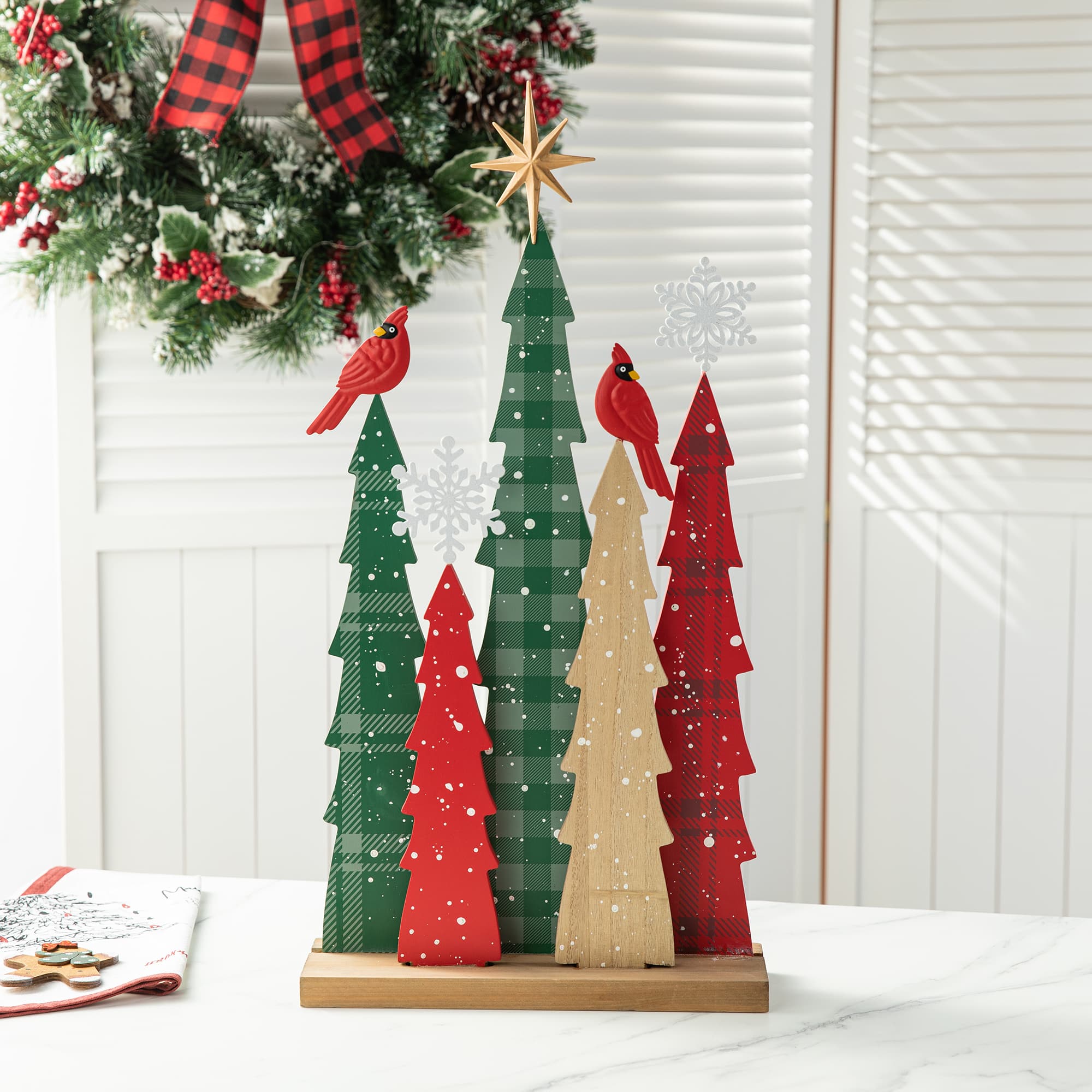 Glitzhome&#xAE; 23.5&#x22; Wooden Christmas Tree Table D&#xE9;cor