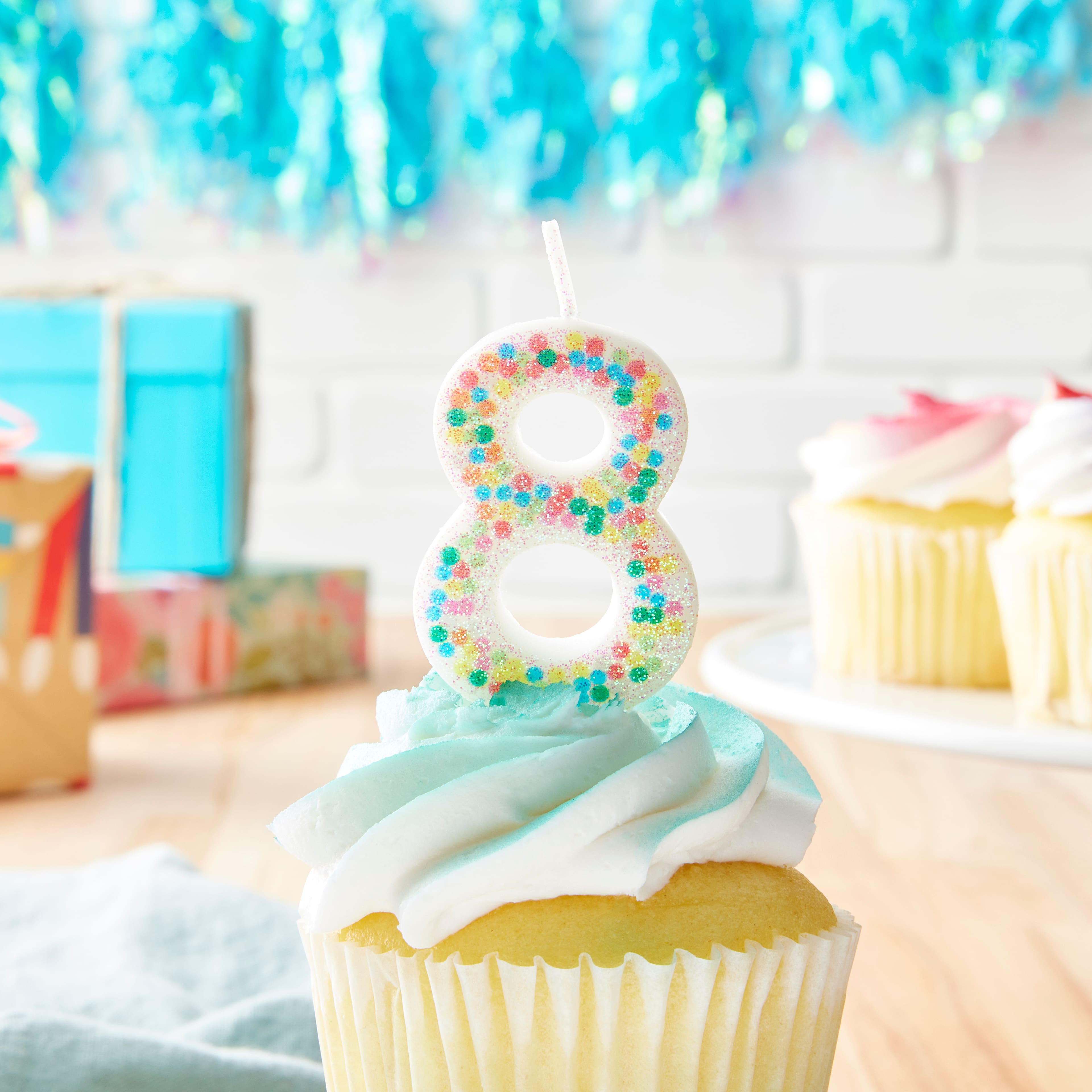 Bougie d’anniversaire en forme de chiffre avec confettis de Celebrate It