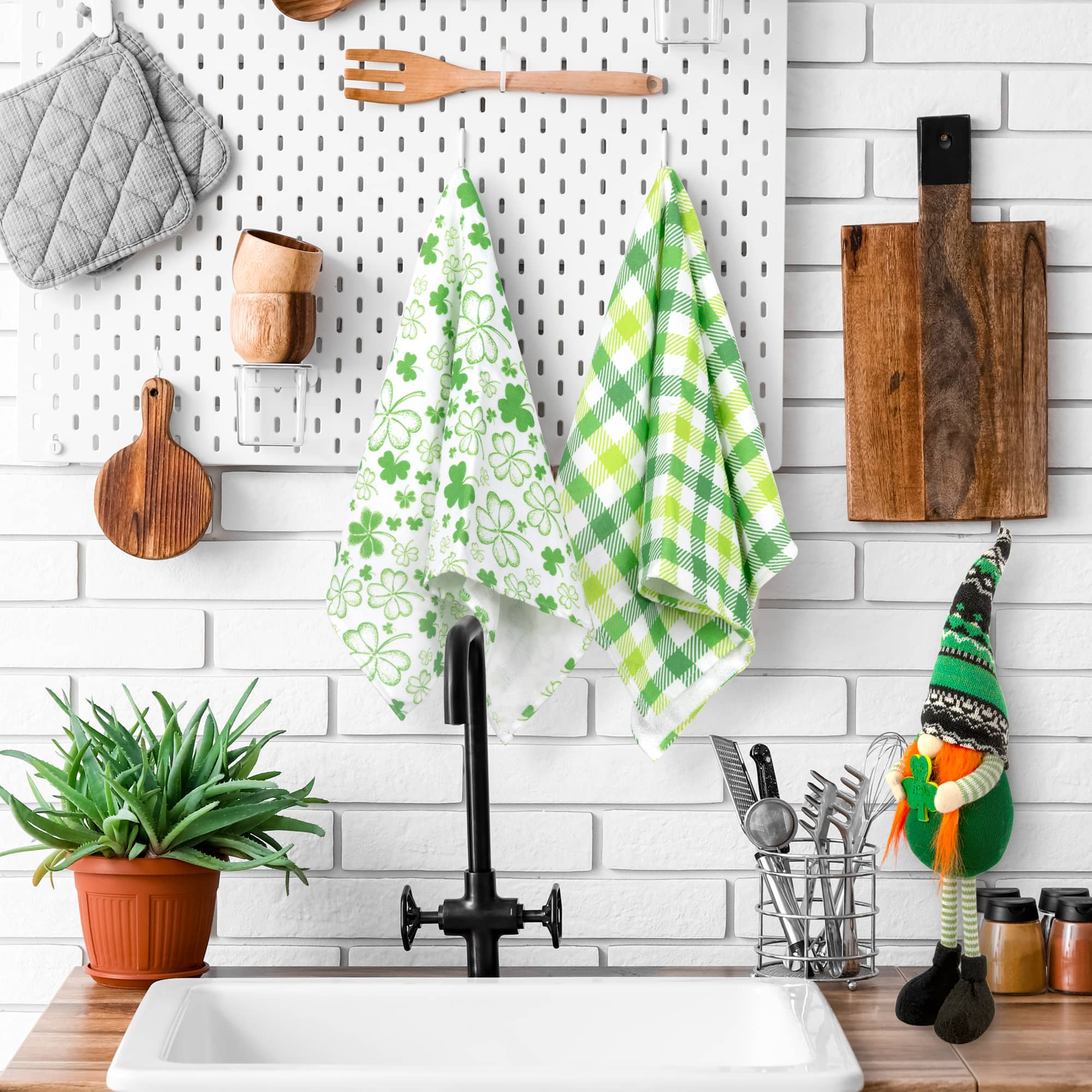 Shamrocks &#x26; Plaid Kitchen Tea Towels Set