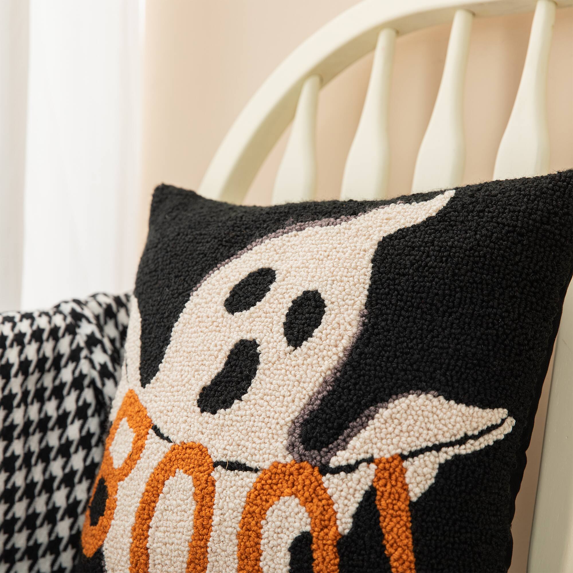 Glitzhome&#xAE; 14&#x22; Hooked Halloween Ghost &#x22;BOO&#x22; Pillow