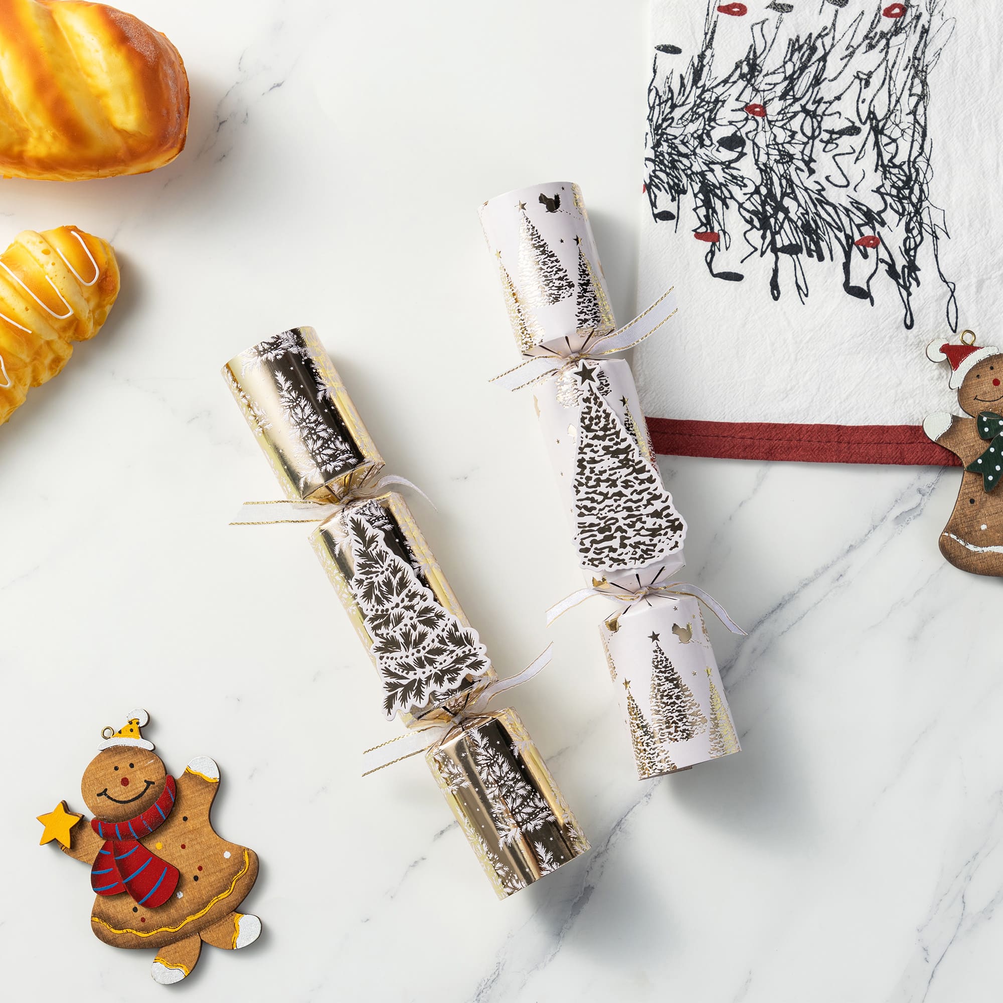 Glitzhome&#xAE; 12PK 1.5&#x22;D x 10&#x22;H Christmas Tree Party Crackers with Gift Contents