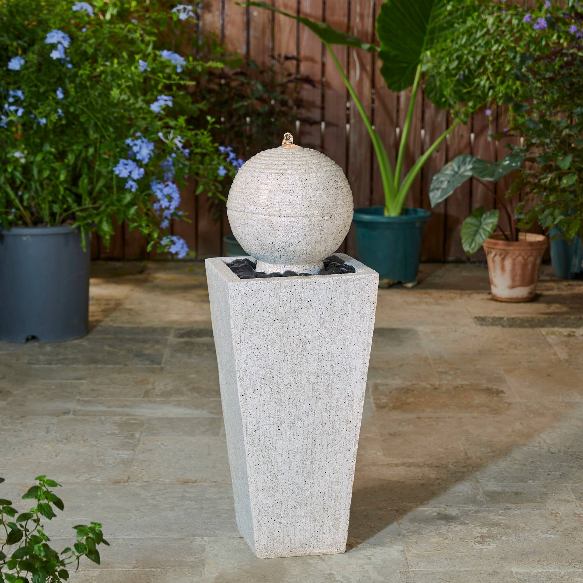 Glitzhome&#xAE; 32&#x22; Rippling Floating Sphere Outdoor Fountain with LED Light