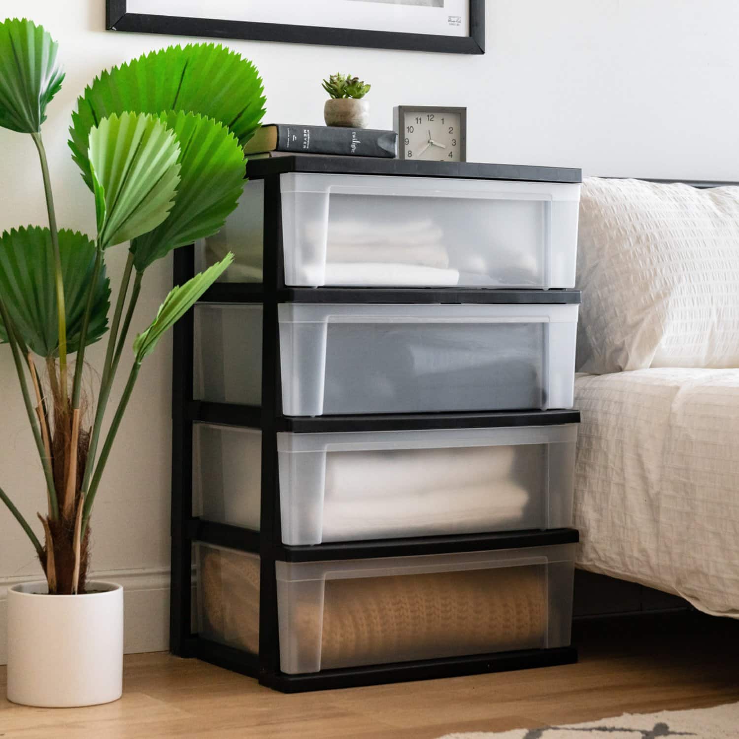IRIS&#xAE; 30.5&#x22; Black &#x26; Clear 4-Drawer Chest