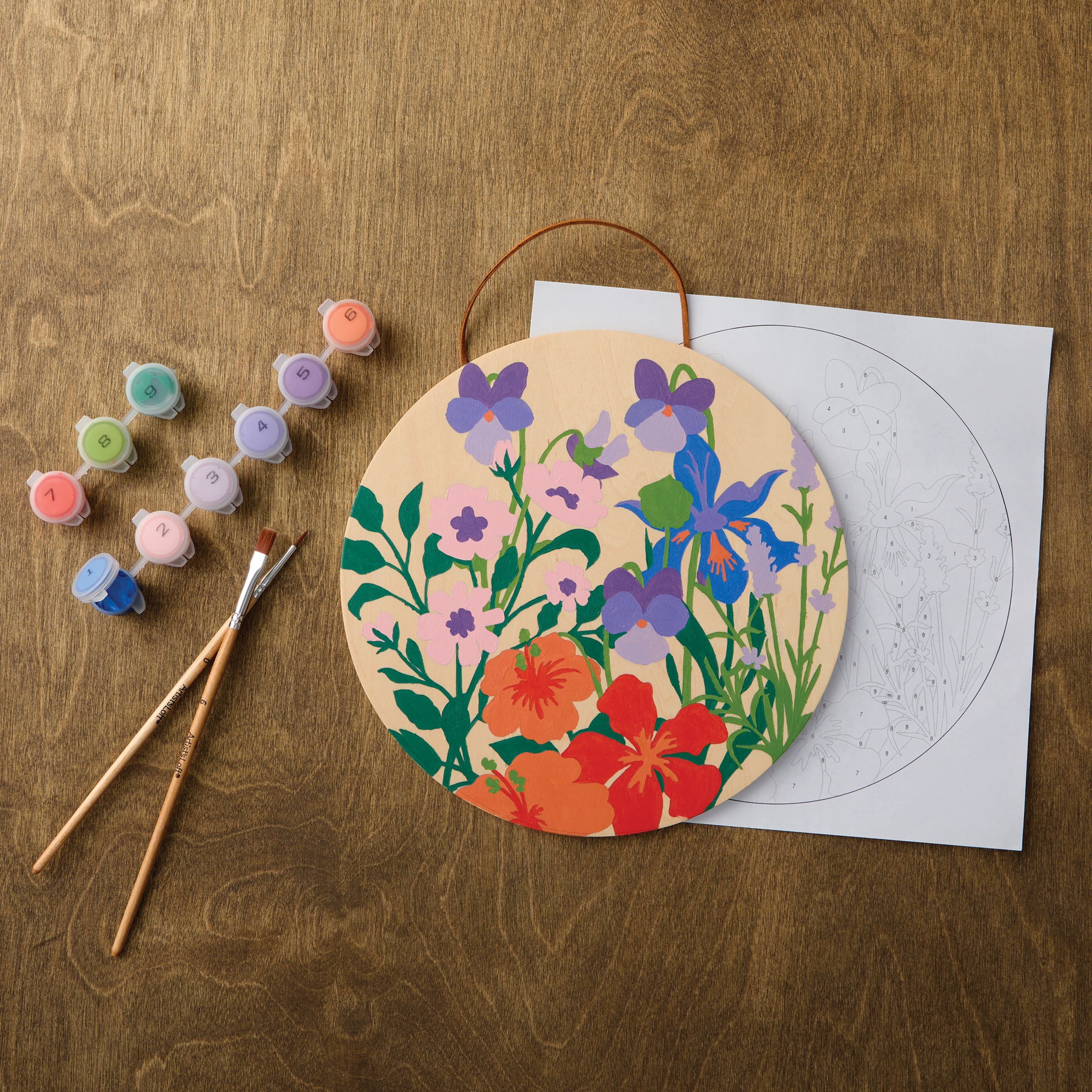 Trousse de peinture par num&#xE9;ros de fleurs sur surface en contreplaqu&#xE9; ronde d&#x2019;Artist&#x2019;s Loft