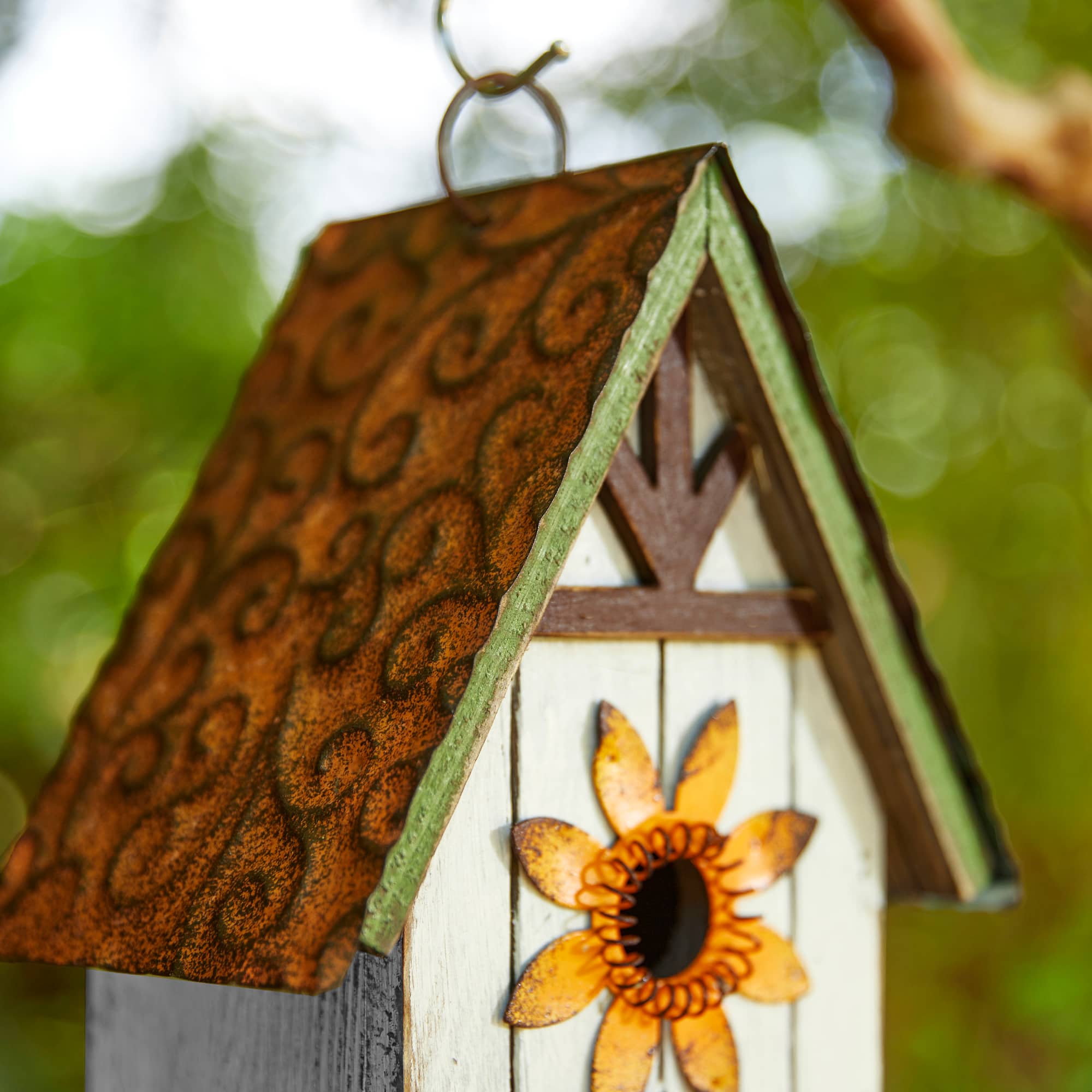 Glitzhome&#xAE; 8.25&#x22; Distressed Metal Roof &#x26; Flower Wood Birdhouse