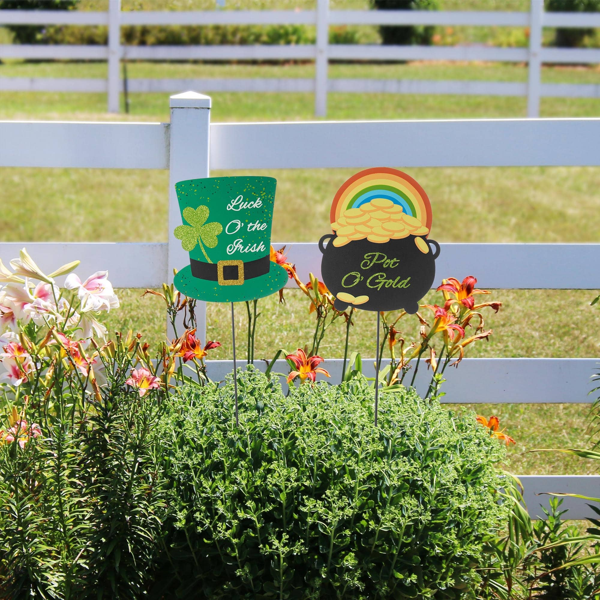 Glitzhome&#xAE; St. Patrick&#x27;s Pot of Gold &#x26; Leprechaun Hat Metal Yard Stake Set