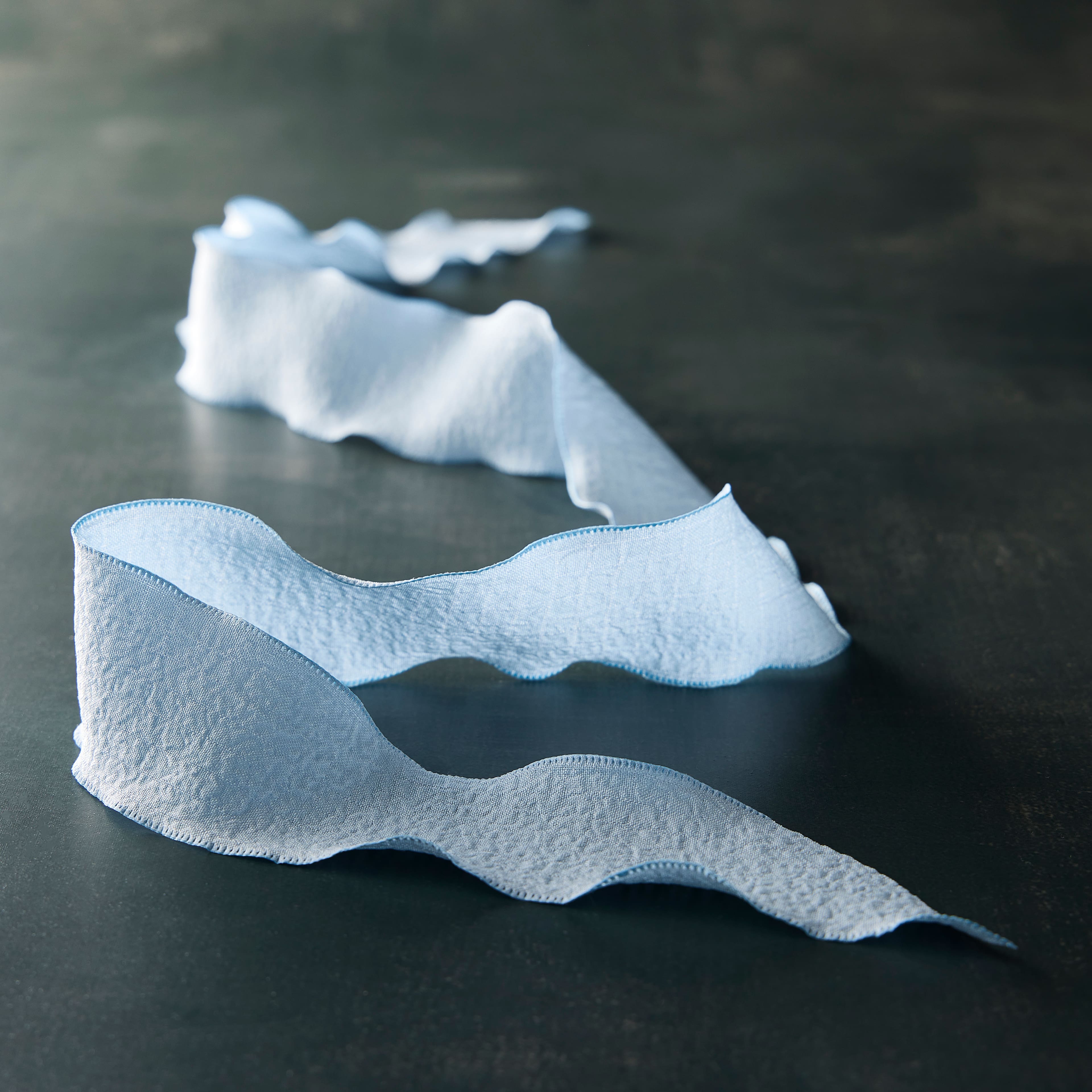 Ruban bleu à bords ondulés de 3,8 cm x 2,7 m Classique de Celebrate It