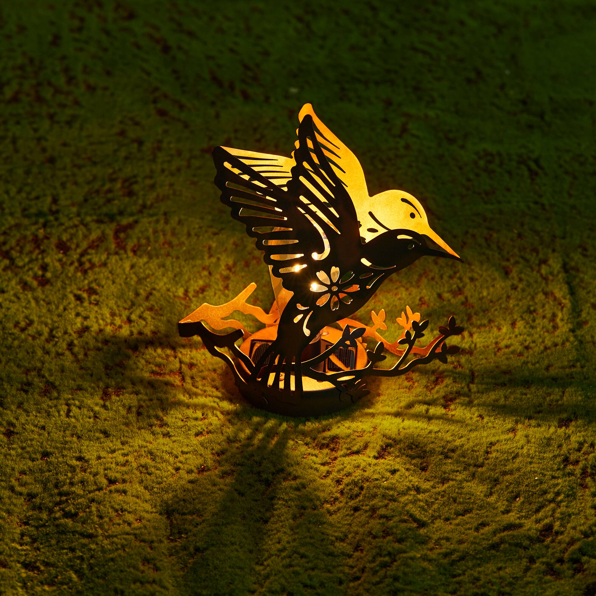 Glitzhome® 9.75" Metal Flying Hummingbird Silhouette Solar Powered Edison Bulb Outdoor Lantern