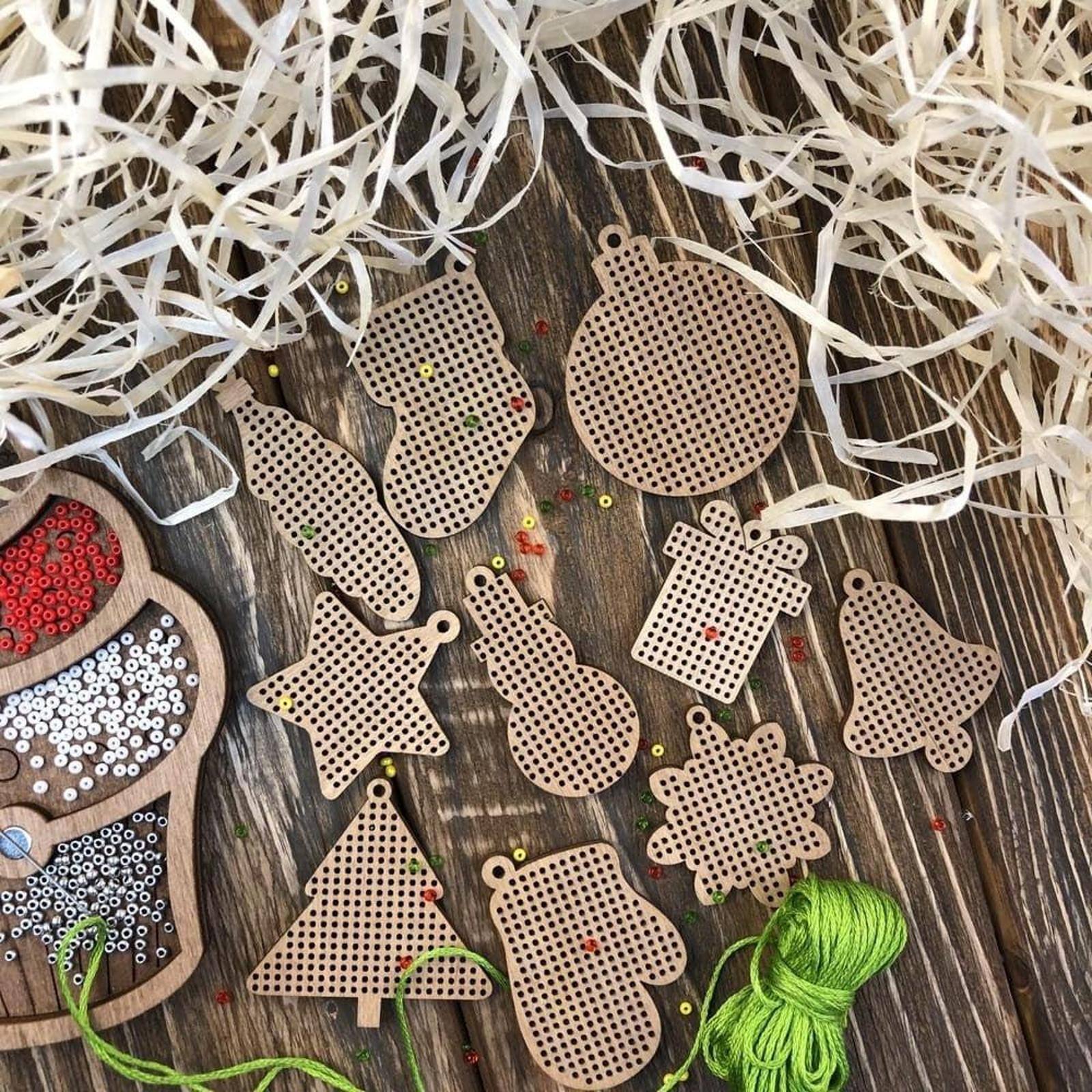 Wonderland Crafts 20 Piece Holiday Wooden Embroidery Blanks
