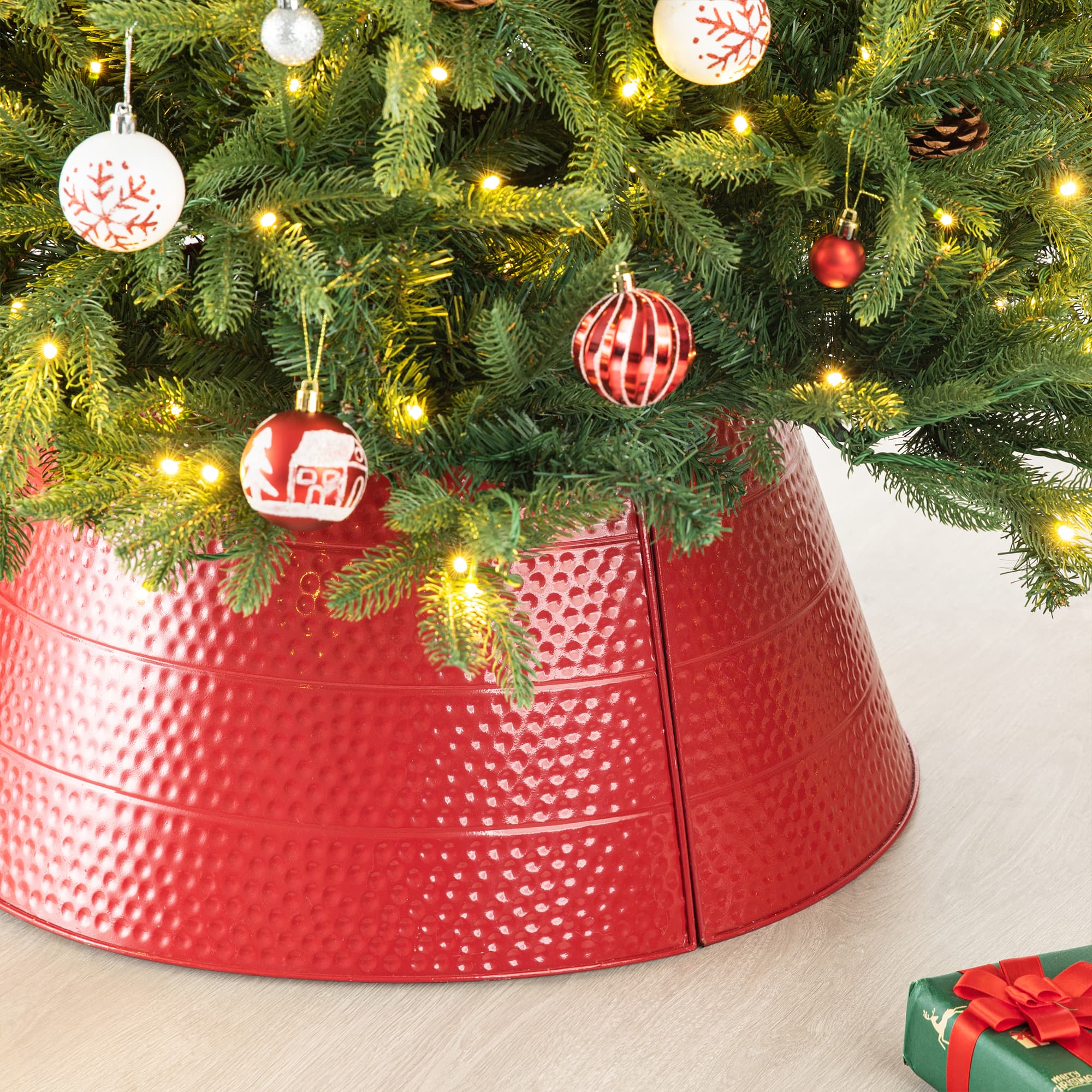 Glitzhome&#xAE; Red 40.5&#x22; Hammered Metal Tree Collar