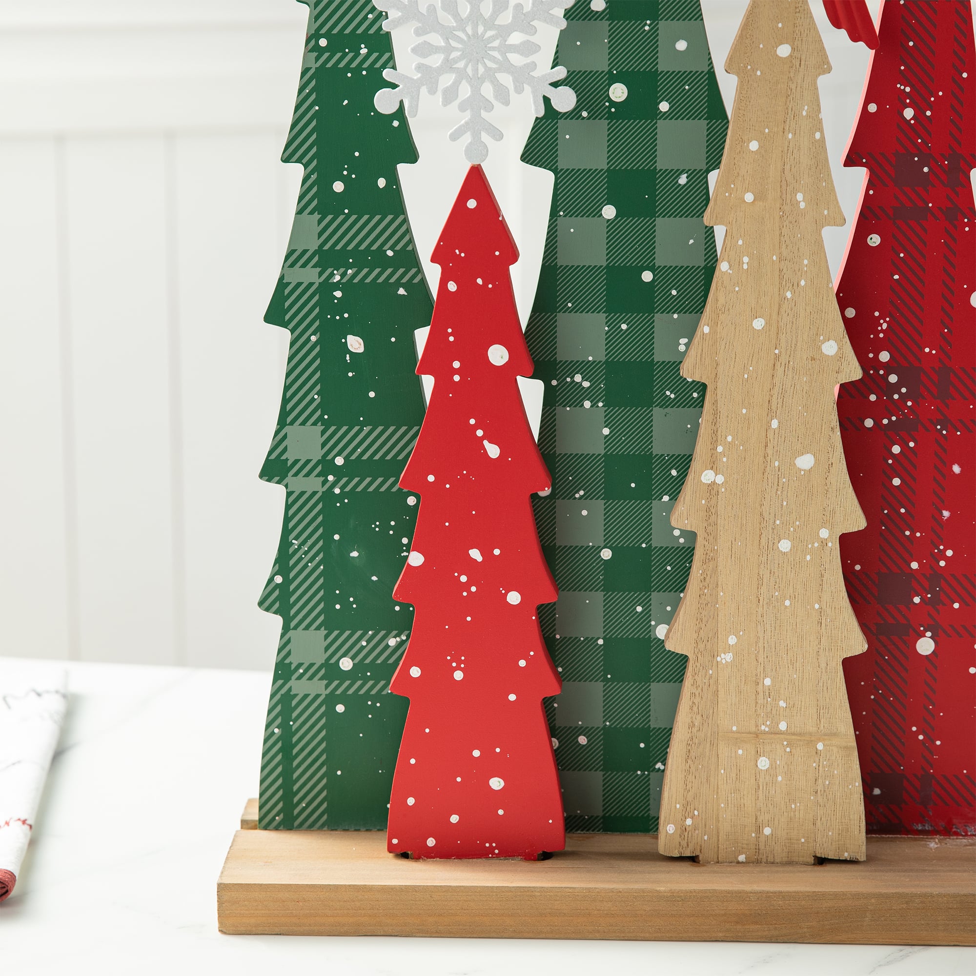 Glitzhome&#xAE; 23.5&#x22; Wooden Christmas Tree Table D&#xE9;cor