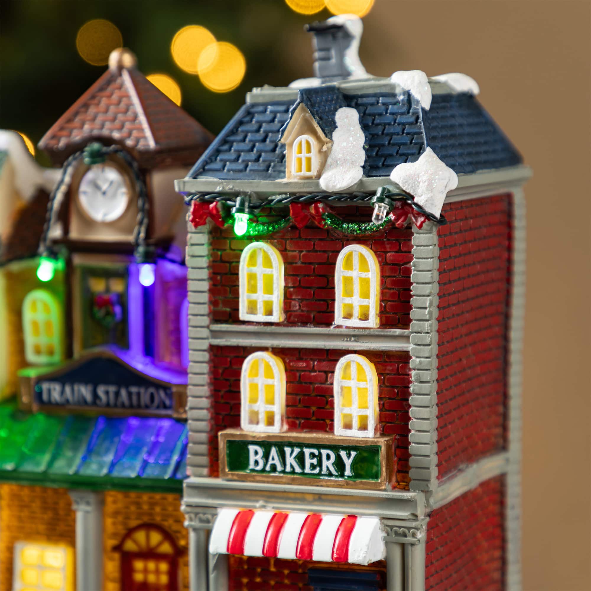 Glitzhome&#xAE; 13.75&#x22; Lighted Christmas Train station Resin Village with Movement and Music