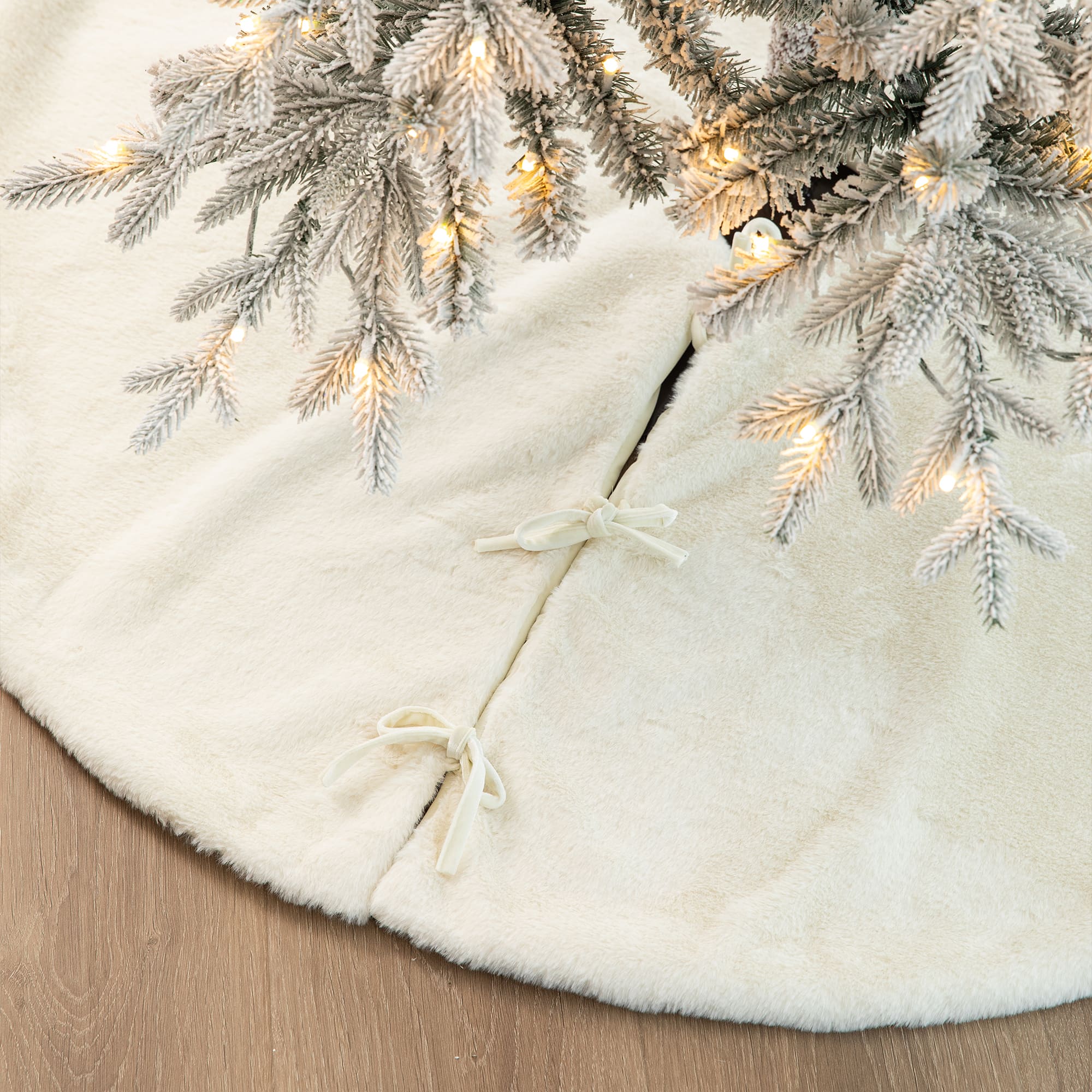 Glitzhome&#xAE; Faux Rabbit Fur Christmas Tree Skirt