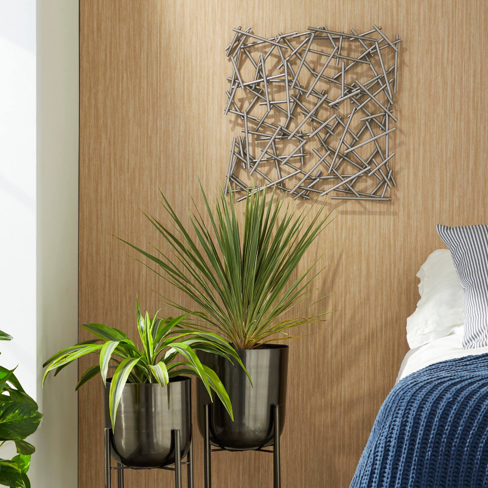 CosmoLiving by Cosmopolitan 20&#x22; Silver Contemporary Abstract Metal Wall D&#xE9;cor