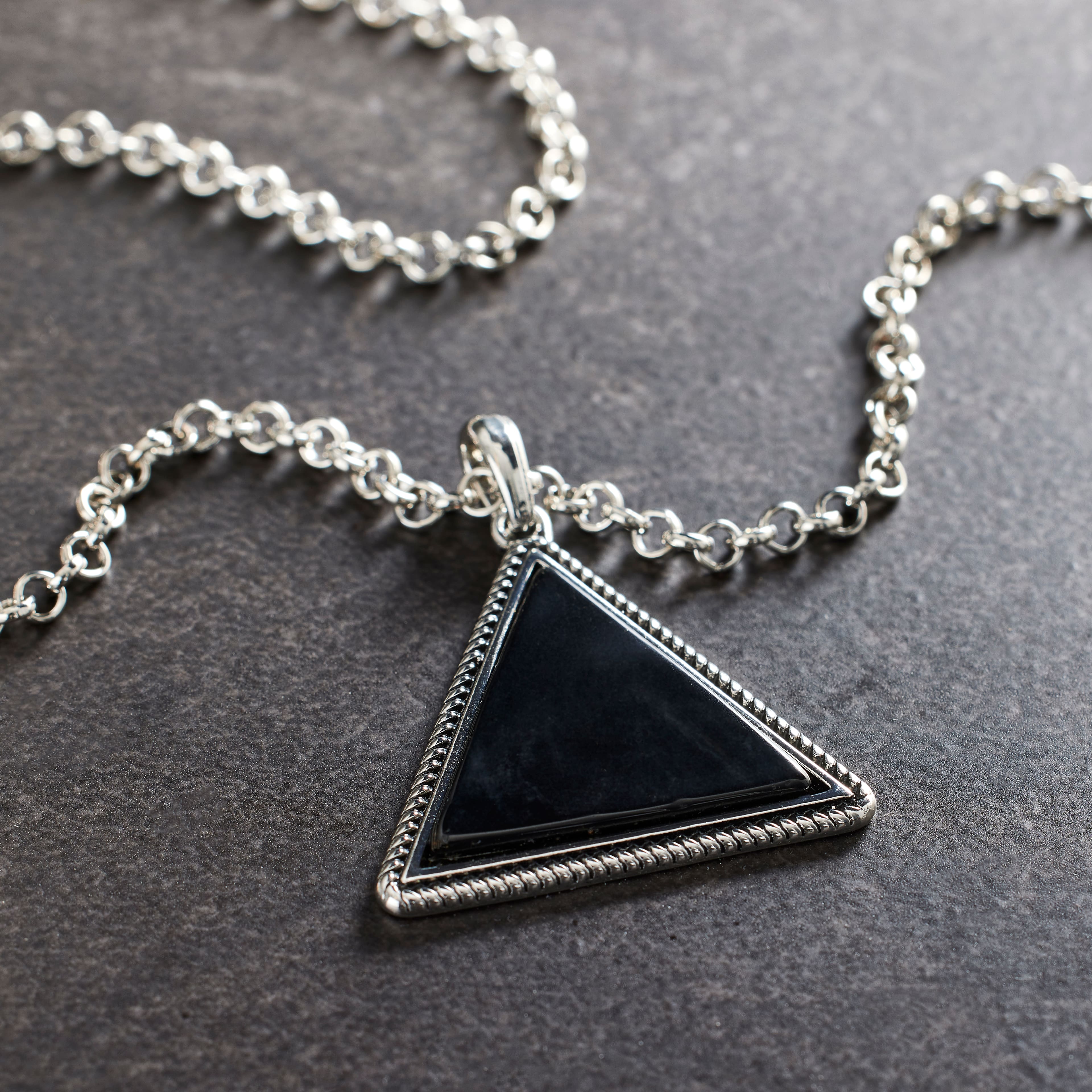 Pendentif de triangle en métal noir de Bead Landing