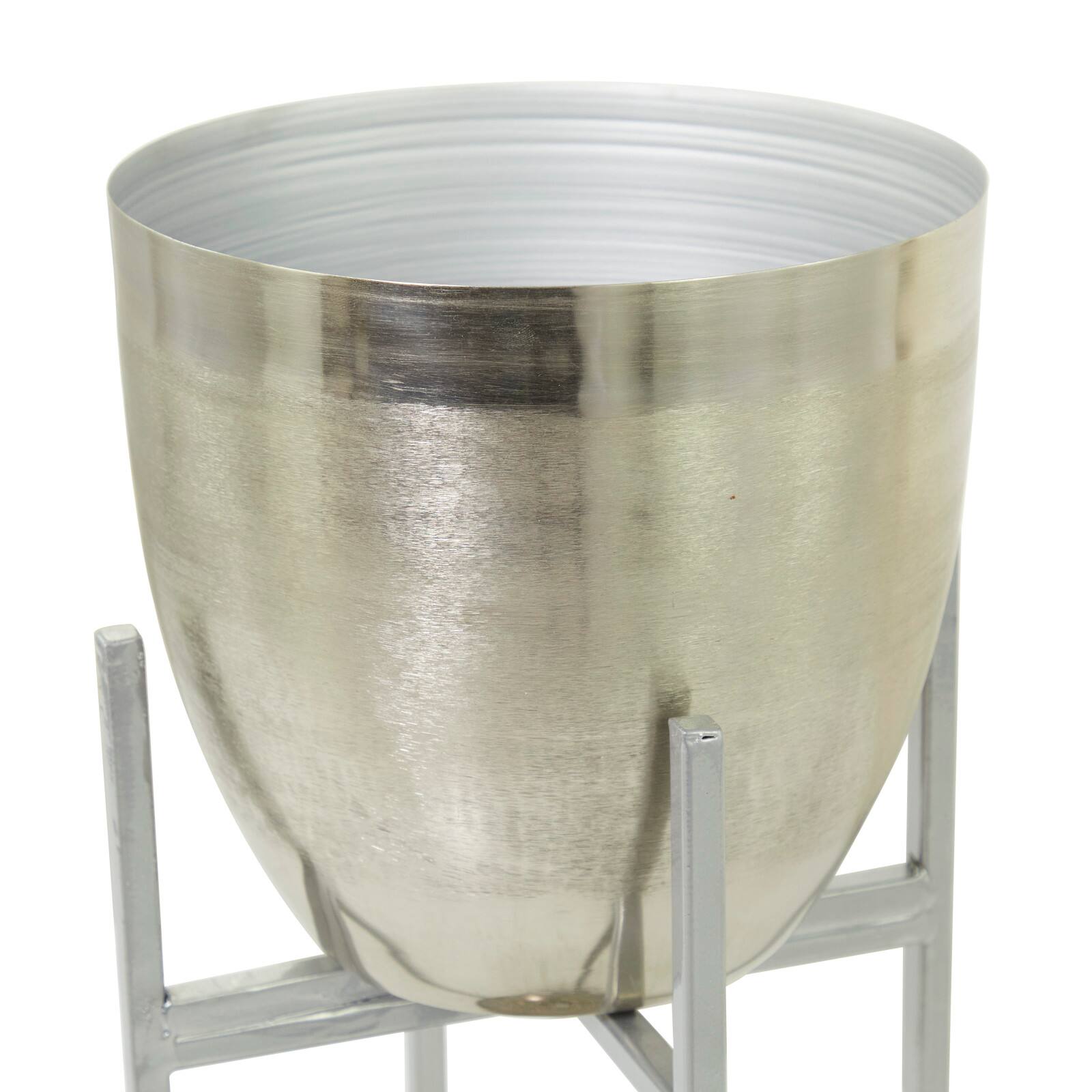 CosmoLiving by Cosmopolitan Silver Metal Planter with Removable Stand Set