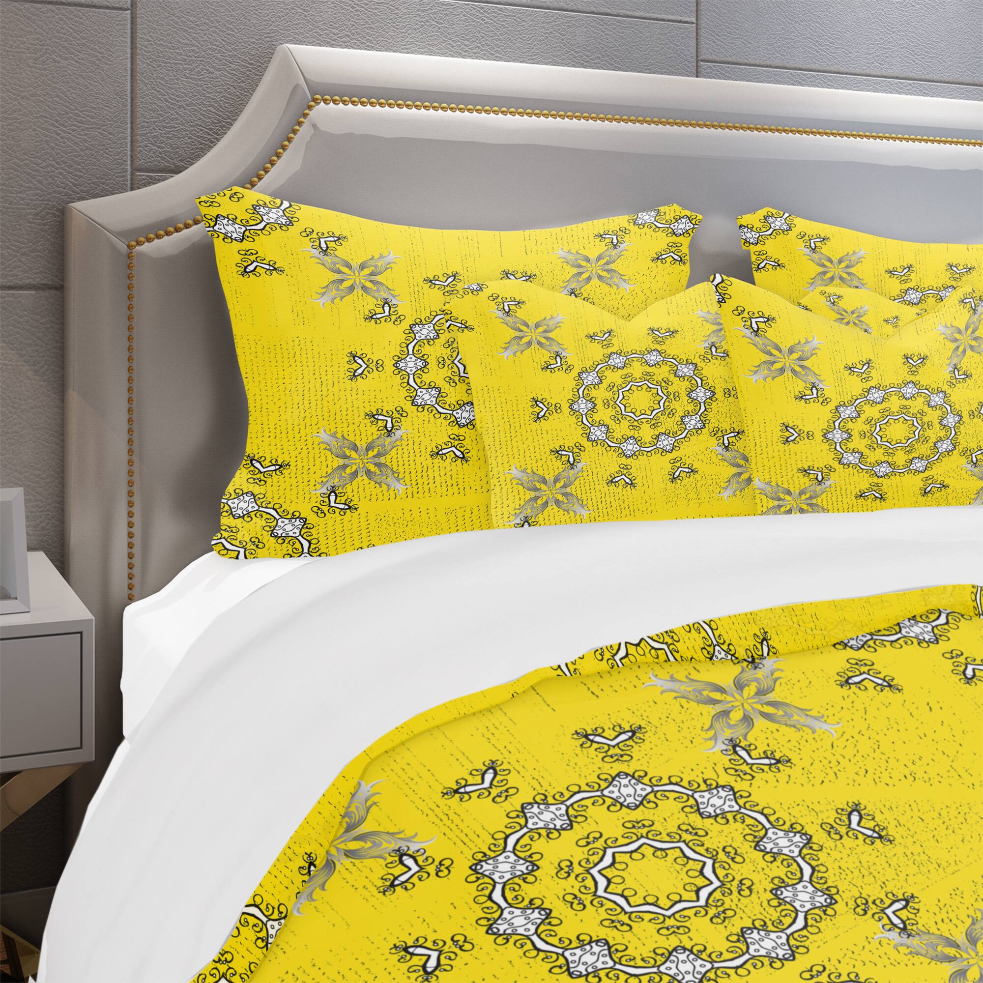 Designart &#x27;Indian Vintage Mandala Pattern&#x27; Bohemian &#x26; Eclectic Bedding Set - Duvet Cover &#x26; Shams