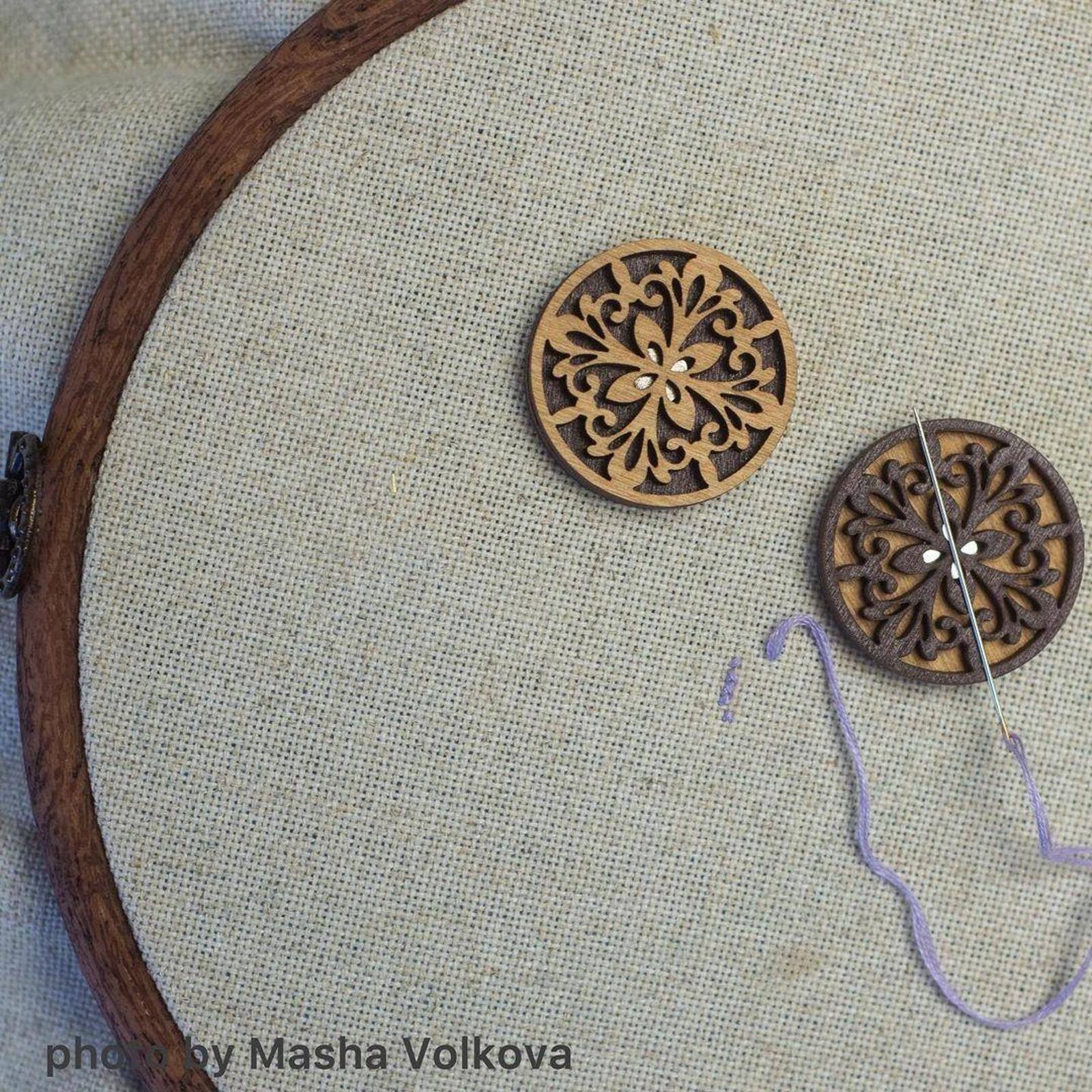 Wonderland Crafts Double-Sided Magnetic Needle Holder