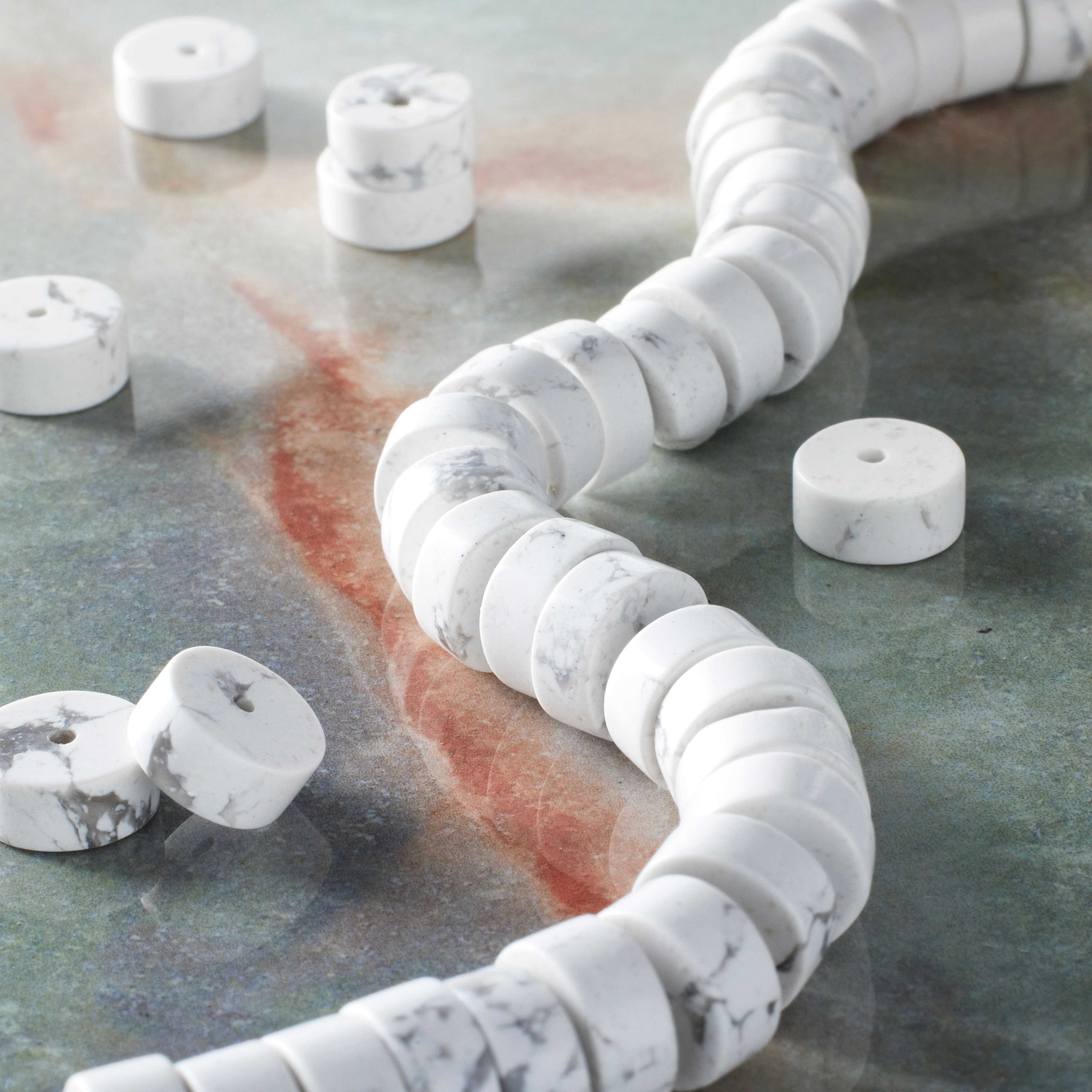 Perles Heishi en howlite blanche de Bead Landing
