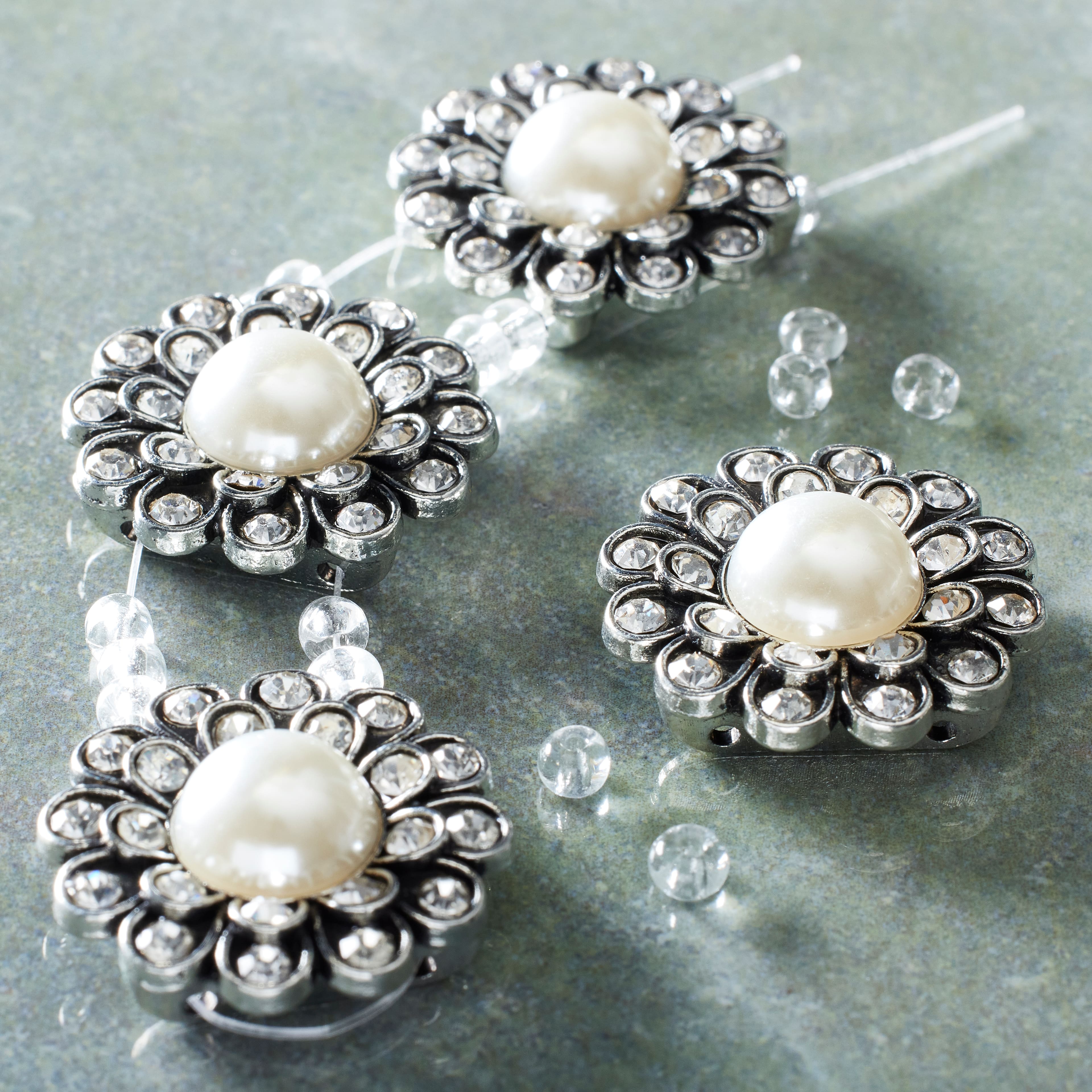 Perles coulissantes à l’aspect d’une fleur argentée sertie d‘une perle synthétique de 25 mm de Bead Landing