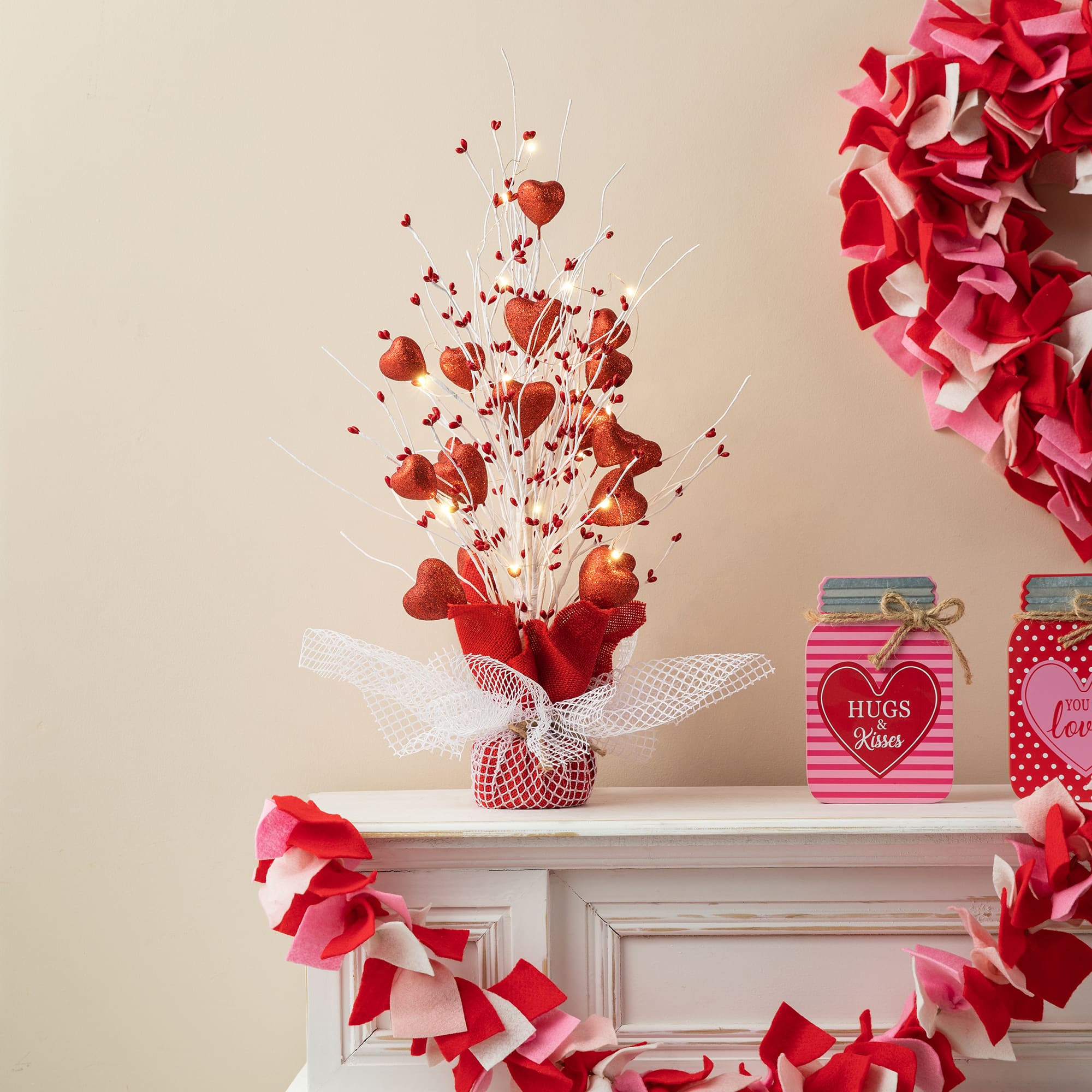 Glitzhome&#xAE; 21&#x22; Lighted Valentine&#x27;s Heart Table Tree