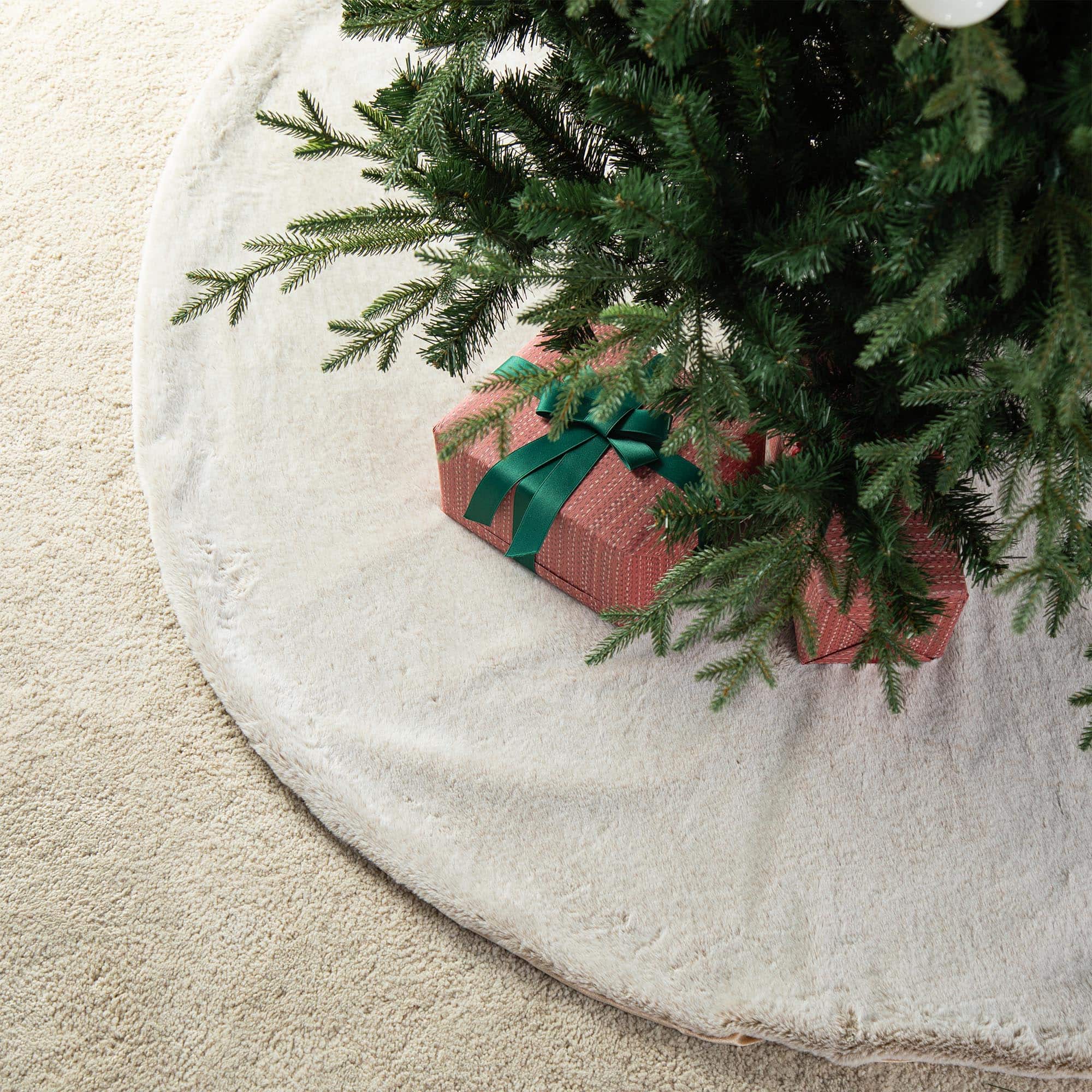 Glitzhome&#xAE; 60&#x22; Milk Coffee Reversible Faux Rabbit Fur/Korean Fleece Christmas Tree Skirt