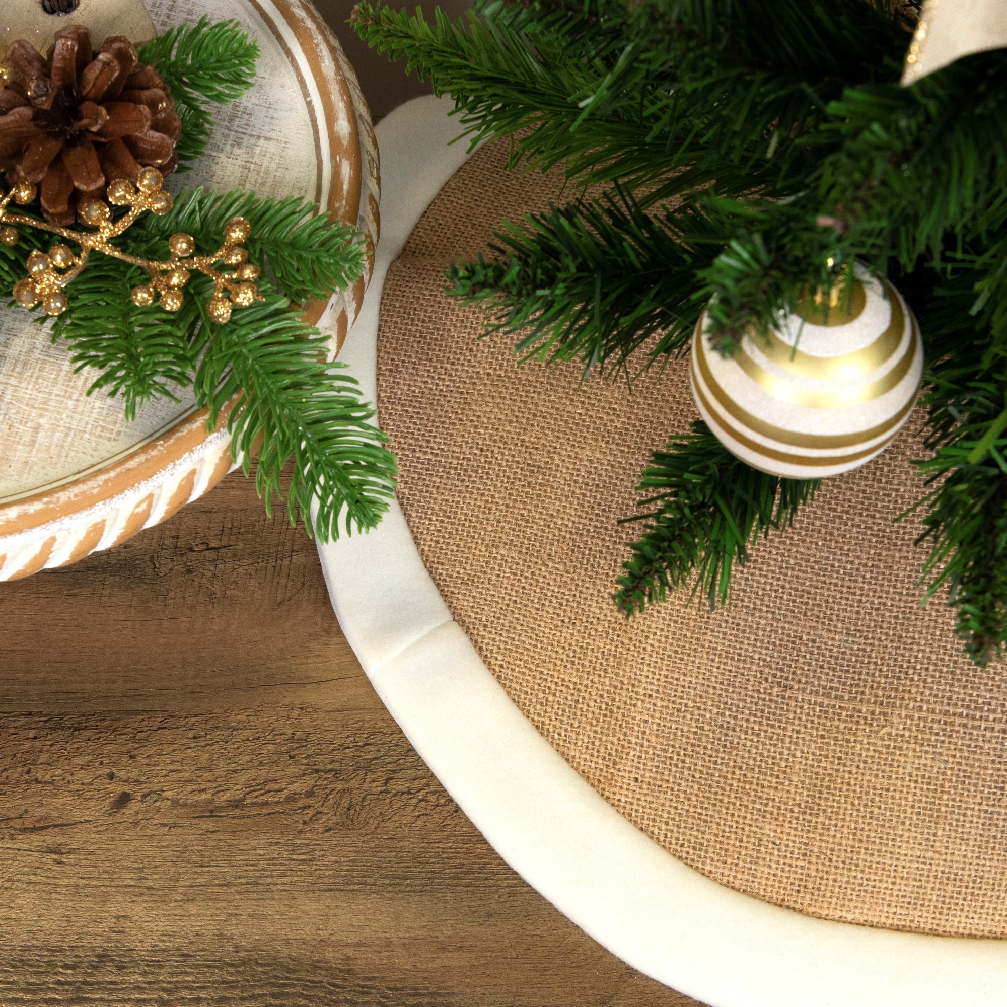 20&#x22; Burlap &#x26; White Fleece Trim Mini Tree Skirt