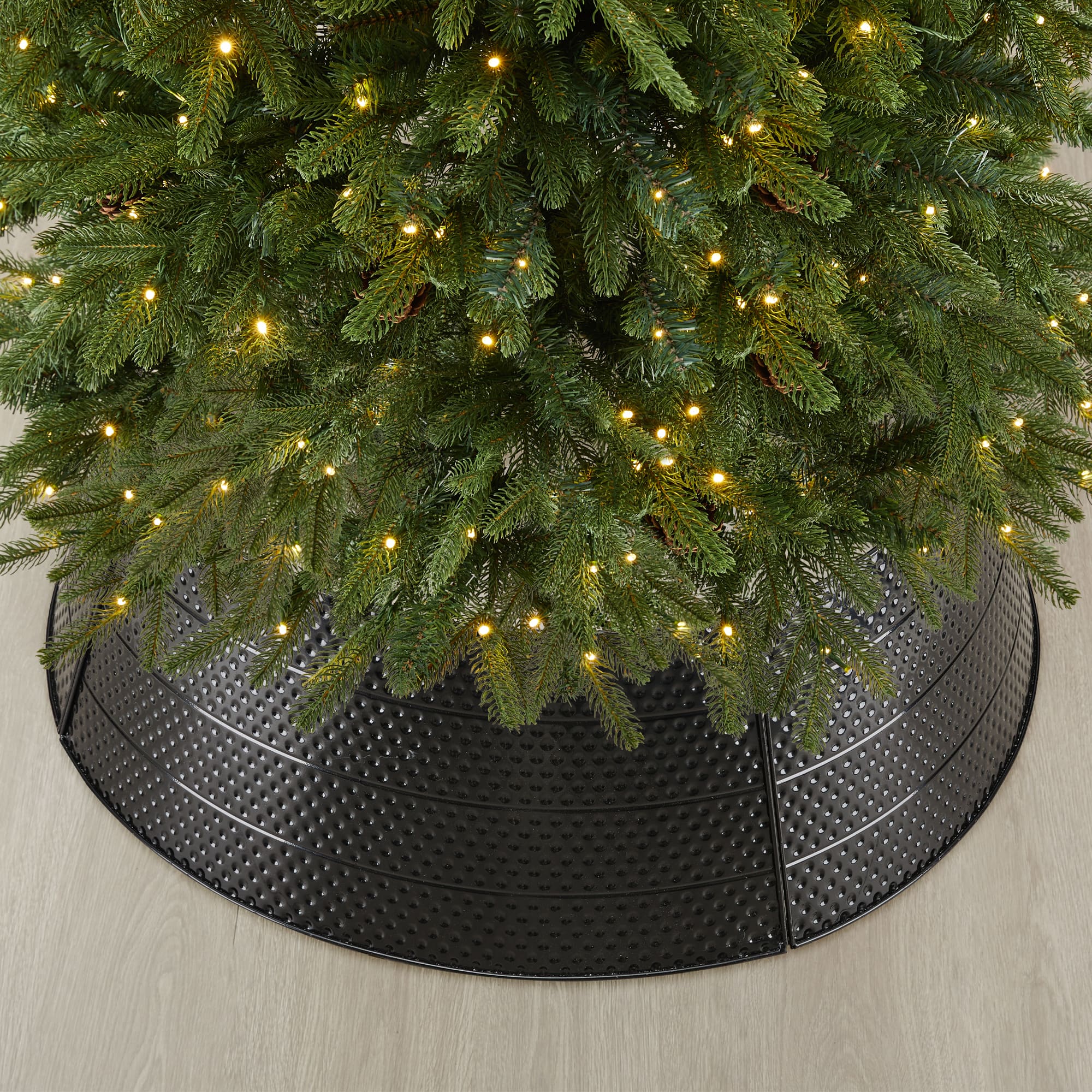Glitzhome&#xAE; 40.5&#x22; Christmas Black Hammered Metal Tree Collar