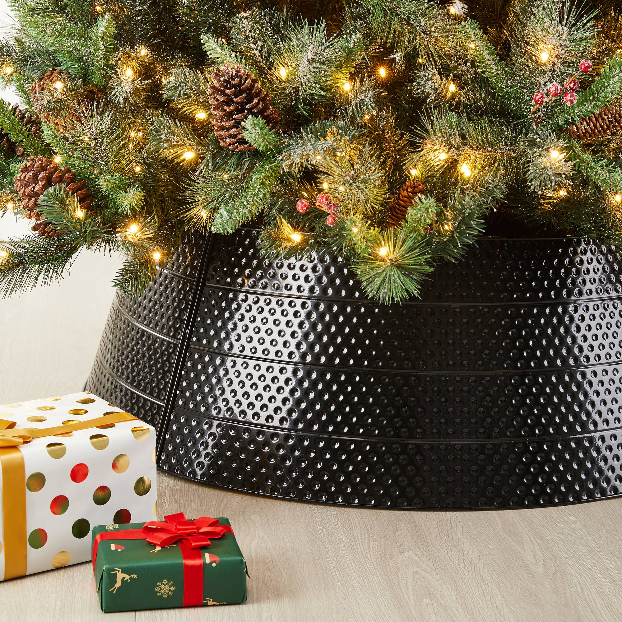 Glitzhome&#xAE; 40.5&#x22; Christmas Black Hammered Metal Tree Collar