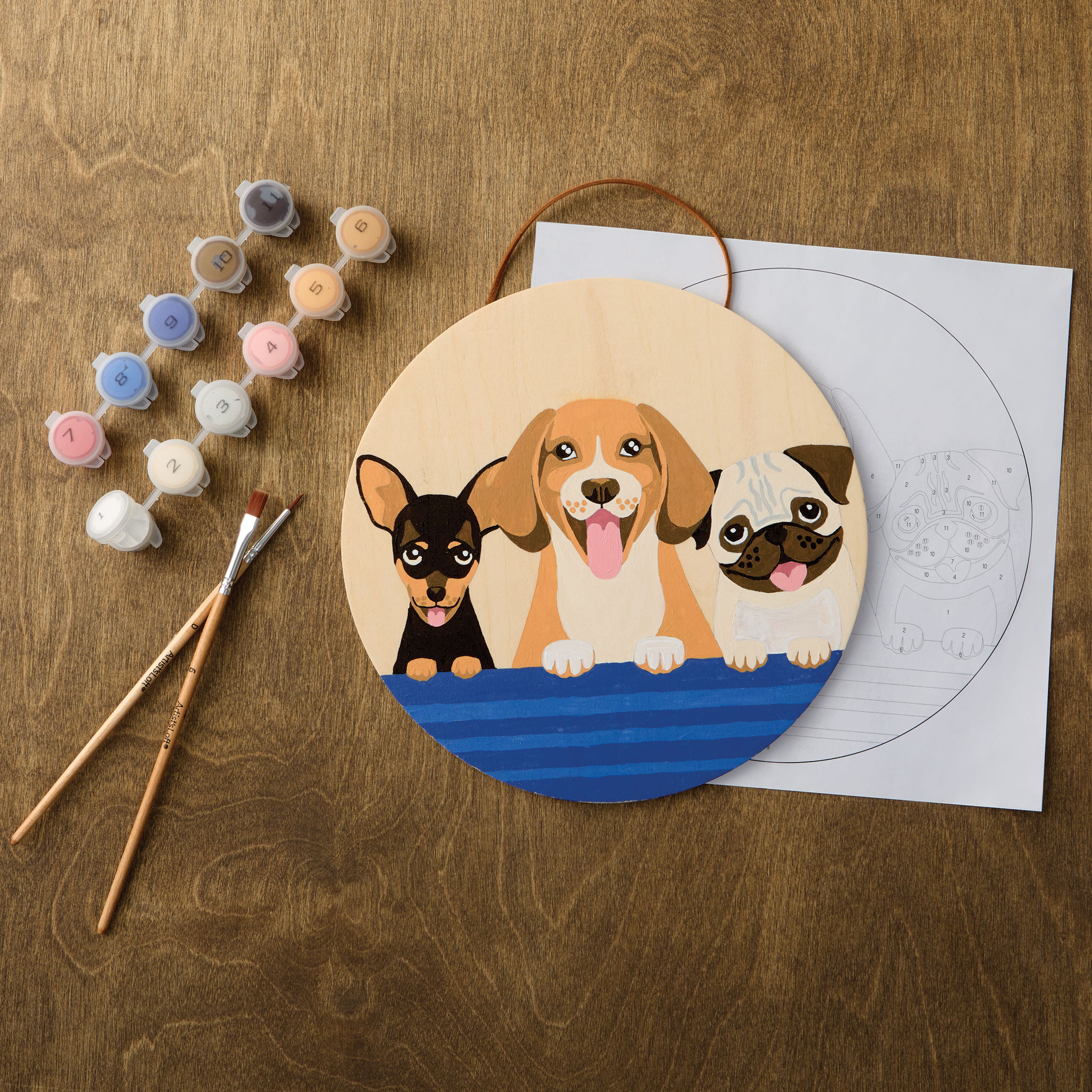 Trousse de peinture par numéros de chiens sur surface en contreplaqué ronde d’Artist’s Loft