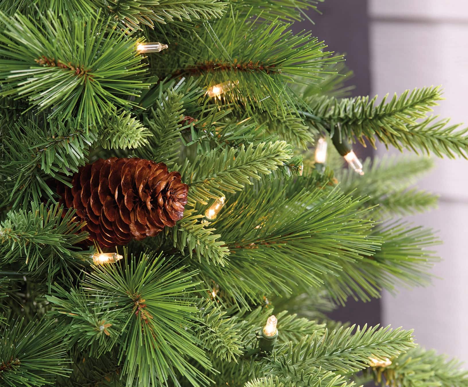 Sapin de No&#xEB;l artificiel illumin&#xE9; &#xE0; aspect de pin Luna &#xE0; DEL blanc chaud de 5&#xA0;pi d&#x2019;Ashland